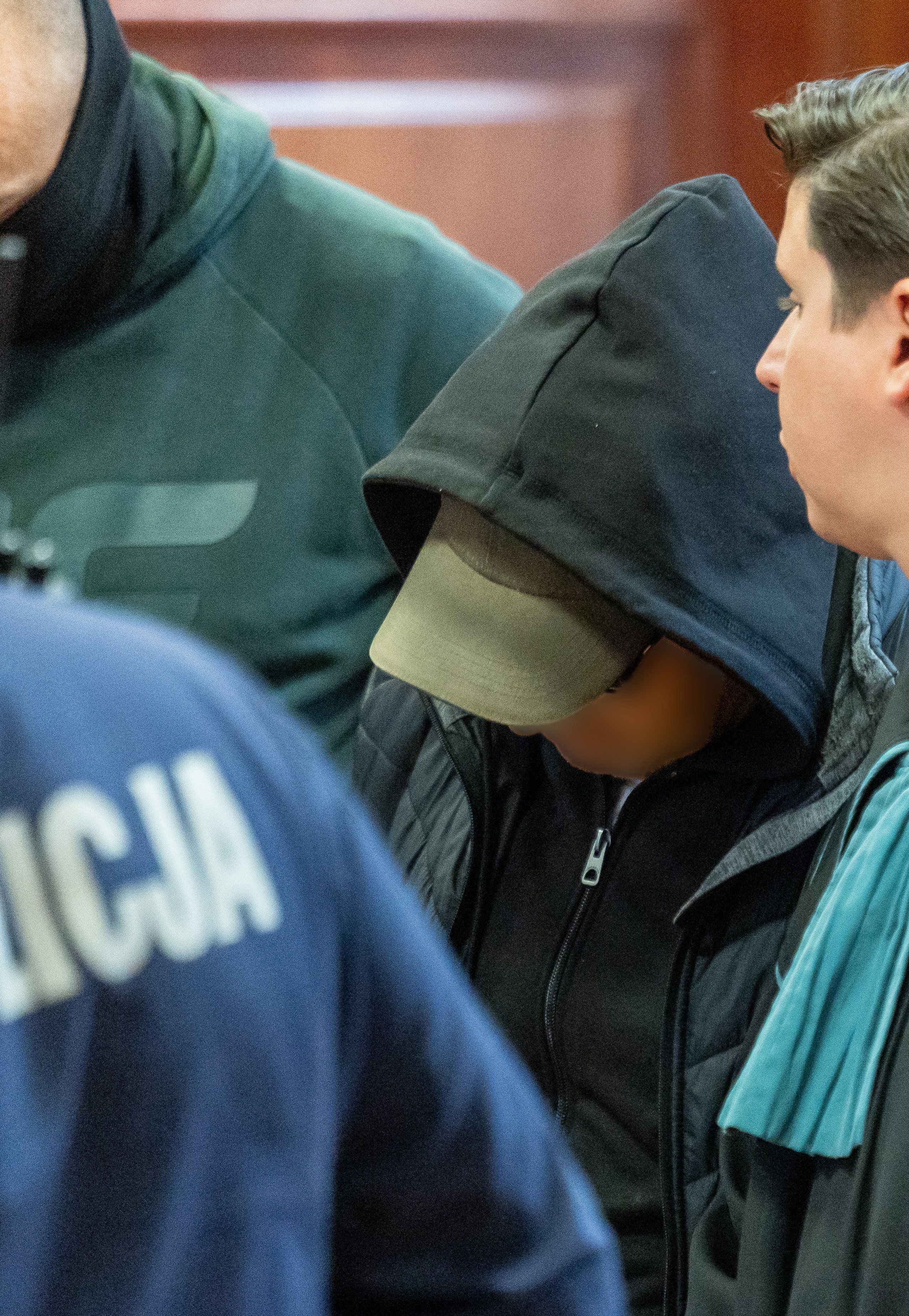 Ukrainiec Wołodymyr Z (2. z prawej) opuszcza salę sądową Sądu Okręgowego w Warszawie obok swojego prawnika