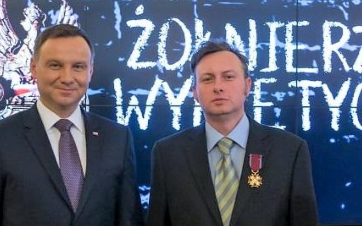 Grafika do artykułu Dr Bechta z IPN: gratulacje dla Walusia, nazistowskie zespoły i wybielanie żołnierzy "wyklętych"