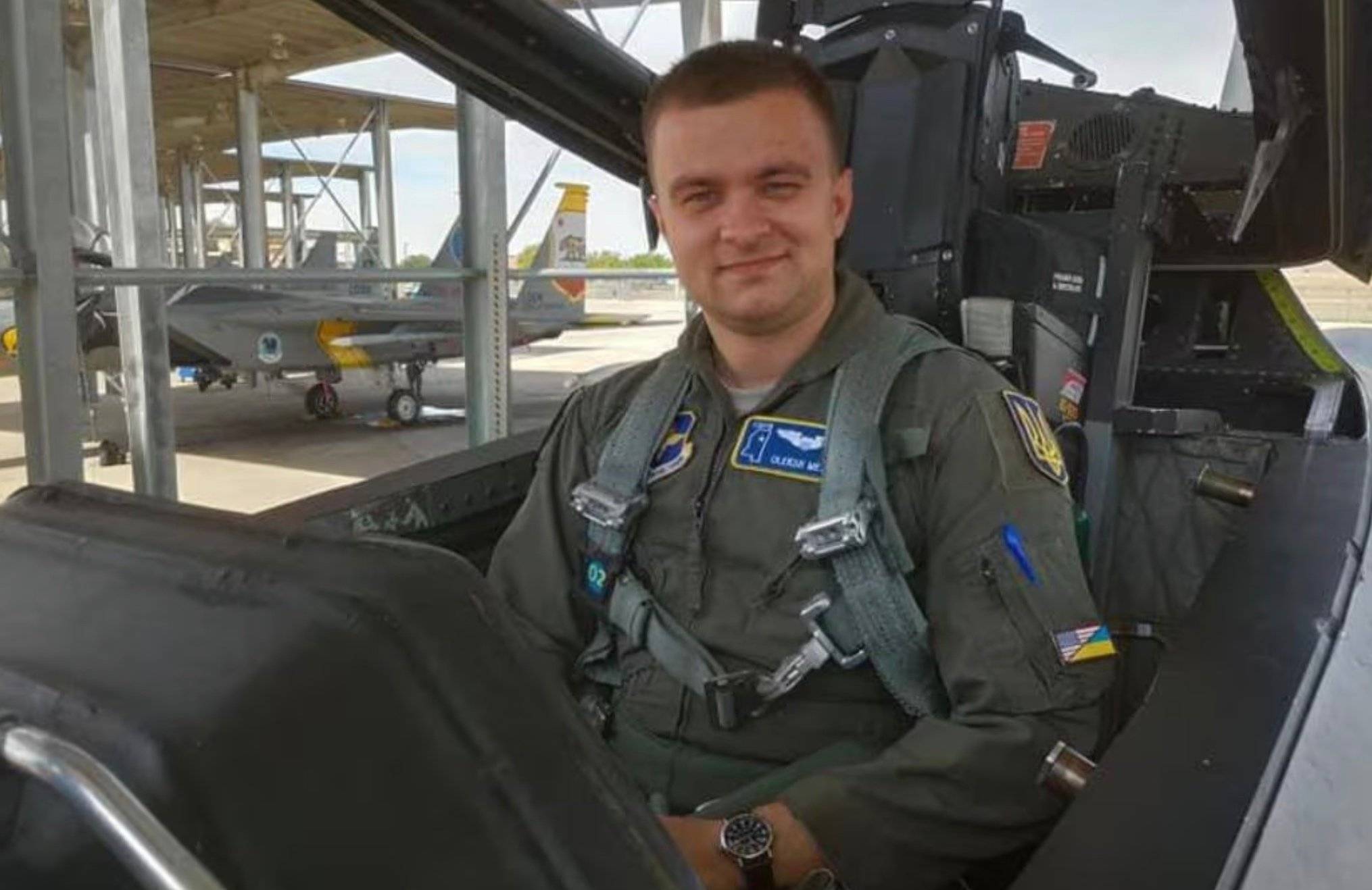 Pilot siedzi w otwartej kabinie myśliwca F-16