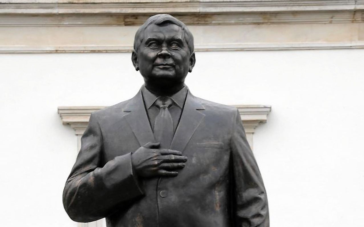 Grafika do artykułu W Warszawie będzie aleja Adamowicza, ale nie Kaczyńskiego. Dlaczego nie potrafimy się dogadać?