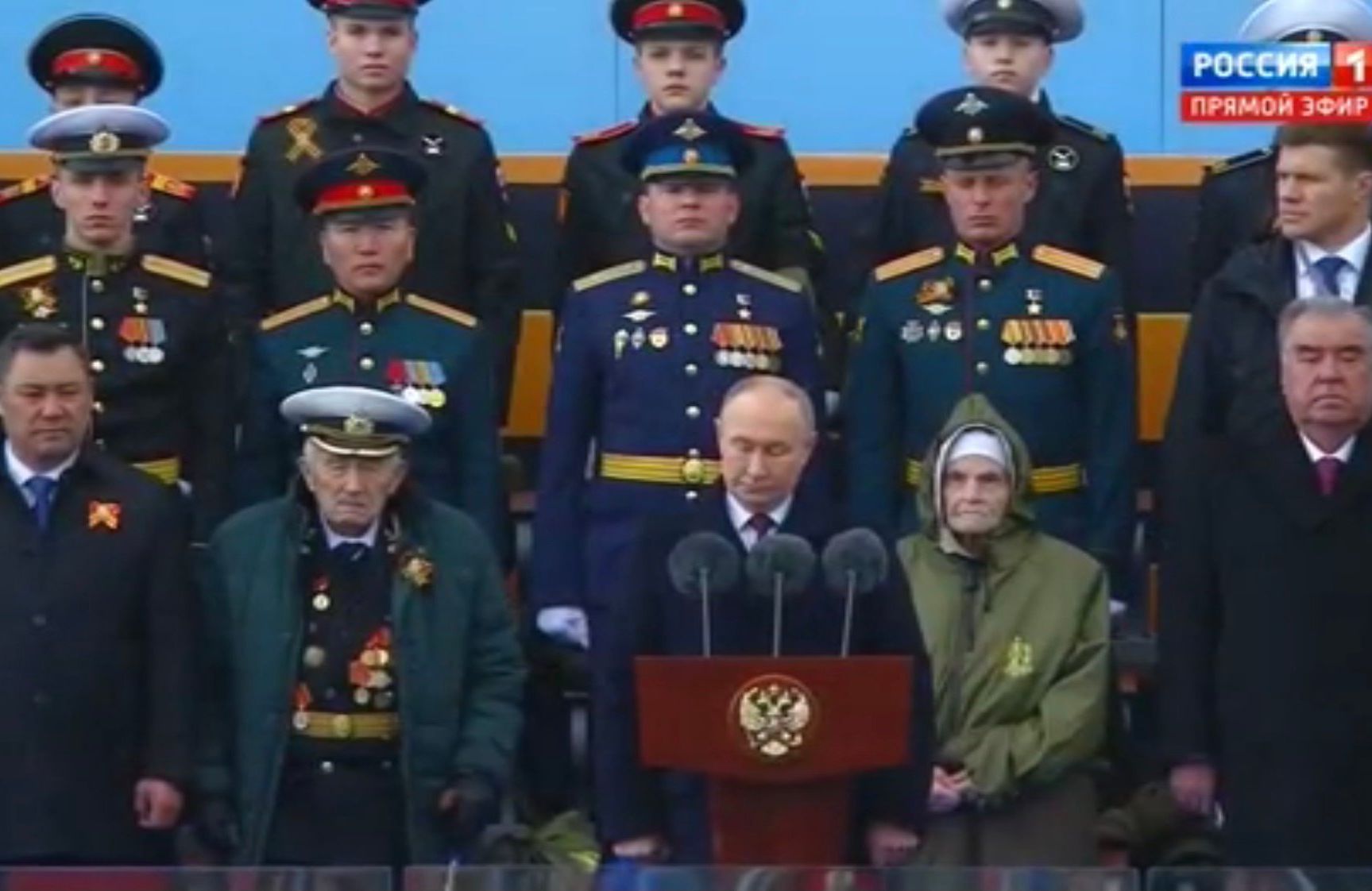 Putin przemawia wśród ołnierzy i starców