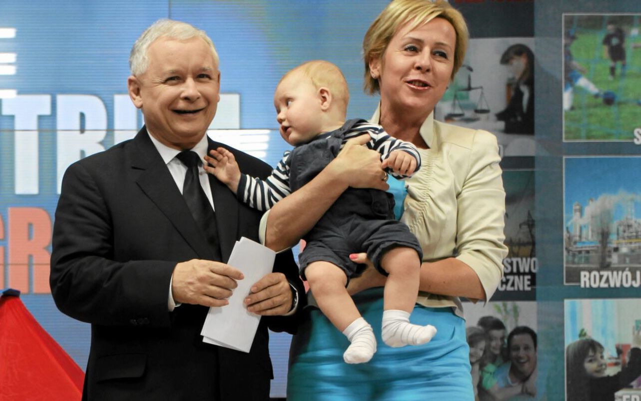 08.09.2011 . WARSZAWA . UL  NOWOGRODZKA 84/86 PREZES PIS JAROSLAW KACZYNSKI I POSEL JADWIGA WISNIEWSKA PODCZAS KONFERENCJI PRASOWEJ NA TEMAT DOSTEPU DZIECI DO ZLOBKOW I PRZEDSZKOLI .
FOT. SLAWOMIR KAMINSKI / AGENCJA GAZETA