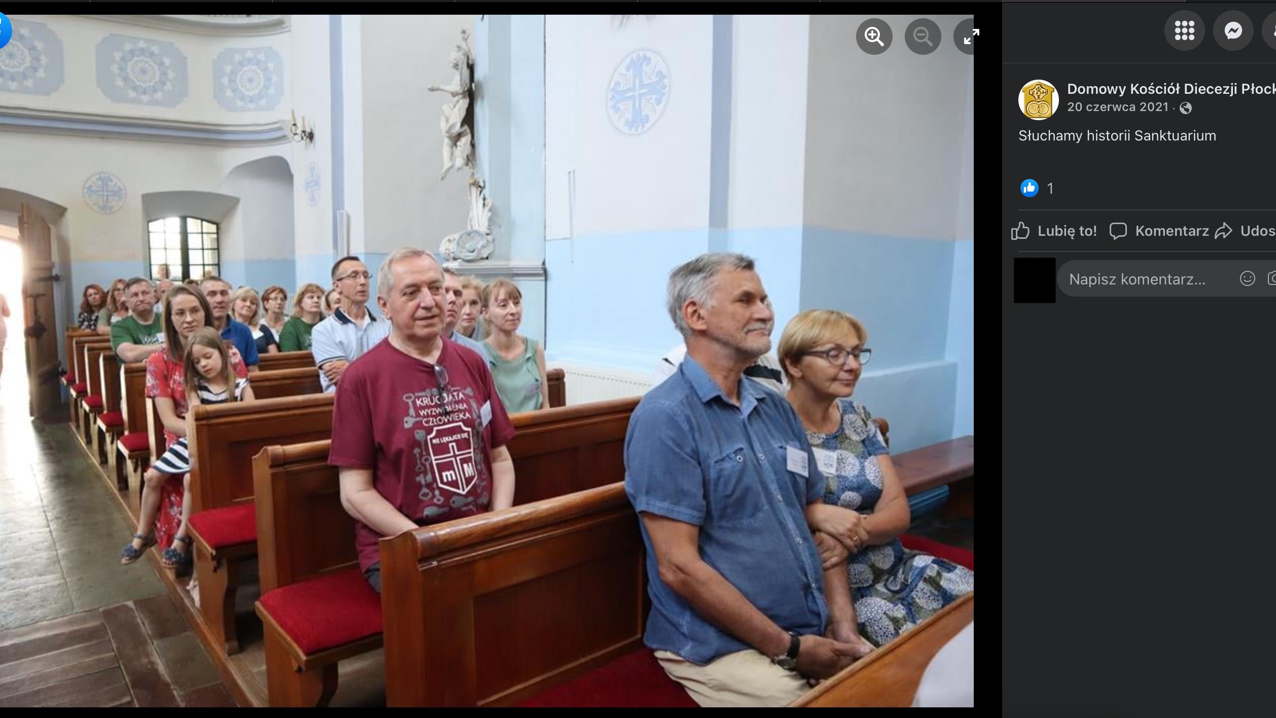 Henryk Kowalczyk siedzi w kościelnej ławie w koszulce Krucjaty Wyzwolenia Człowieka