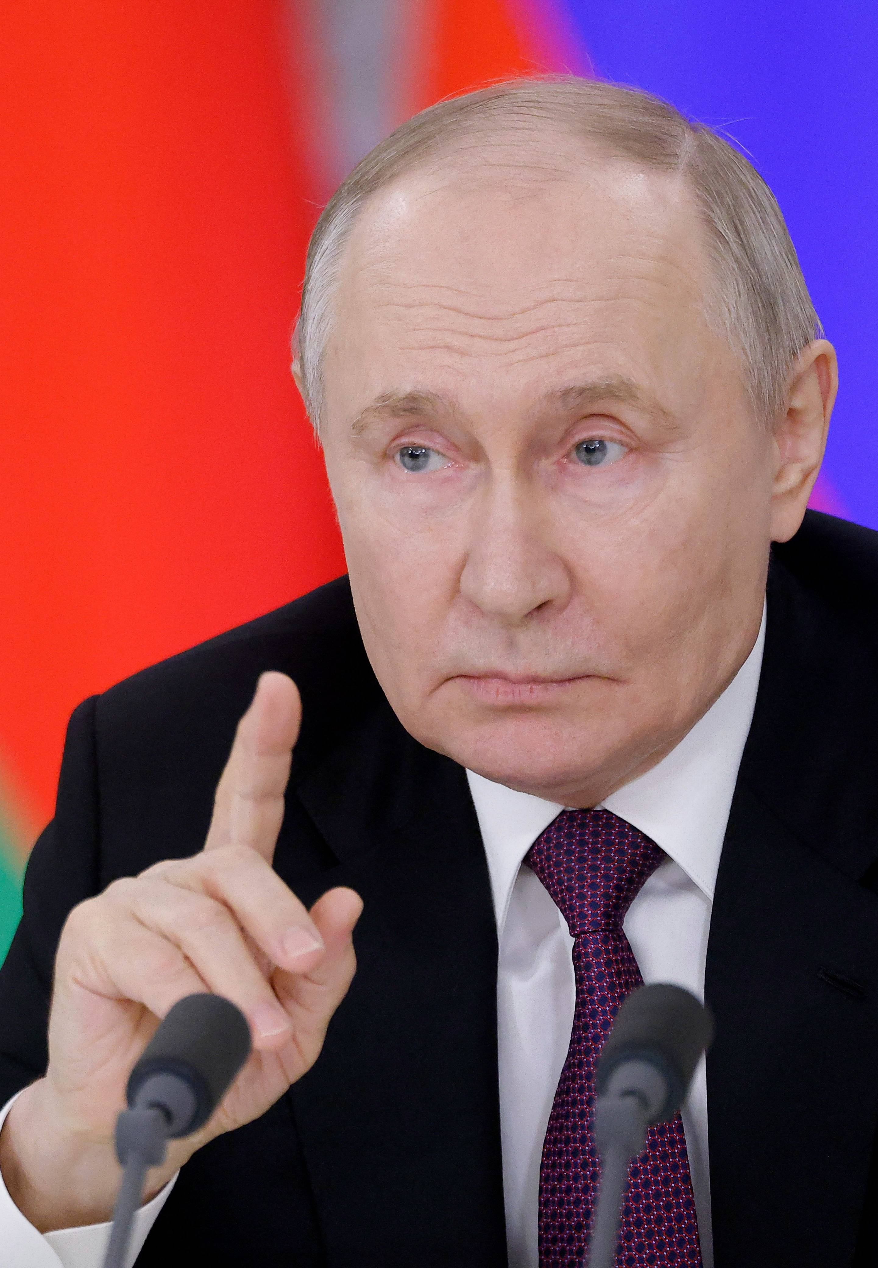 Putin podnosi palec do góry