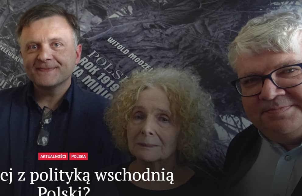 Kobieta, prof. Szyszkowska, siwe włosyu, obok niej dwaj mężczyźni