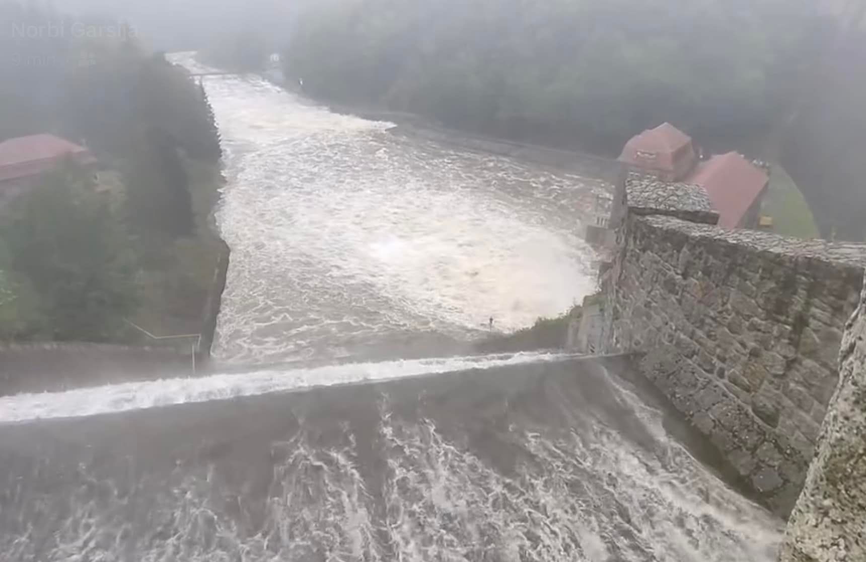 15.09.2024, Pilchowice. Kaskadowy zrzut wody z przepełnionego zbiornika retencyjnego na rzece Bóbr