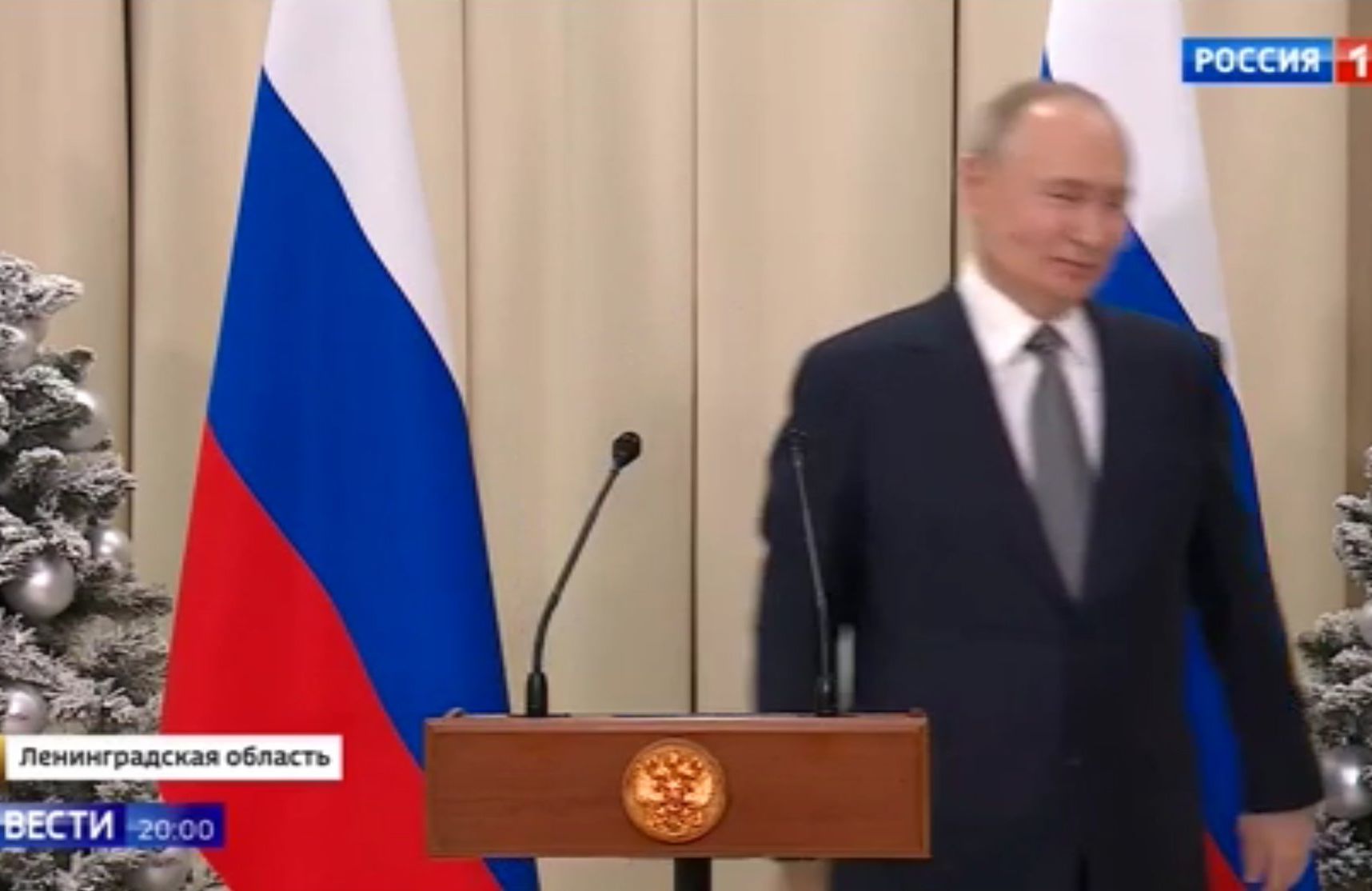 Putin, choinki i rosyjska flaga