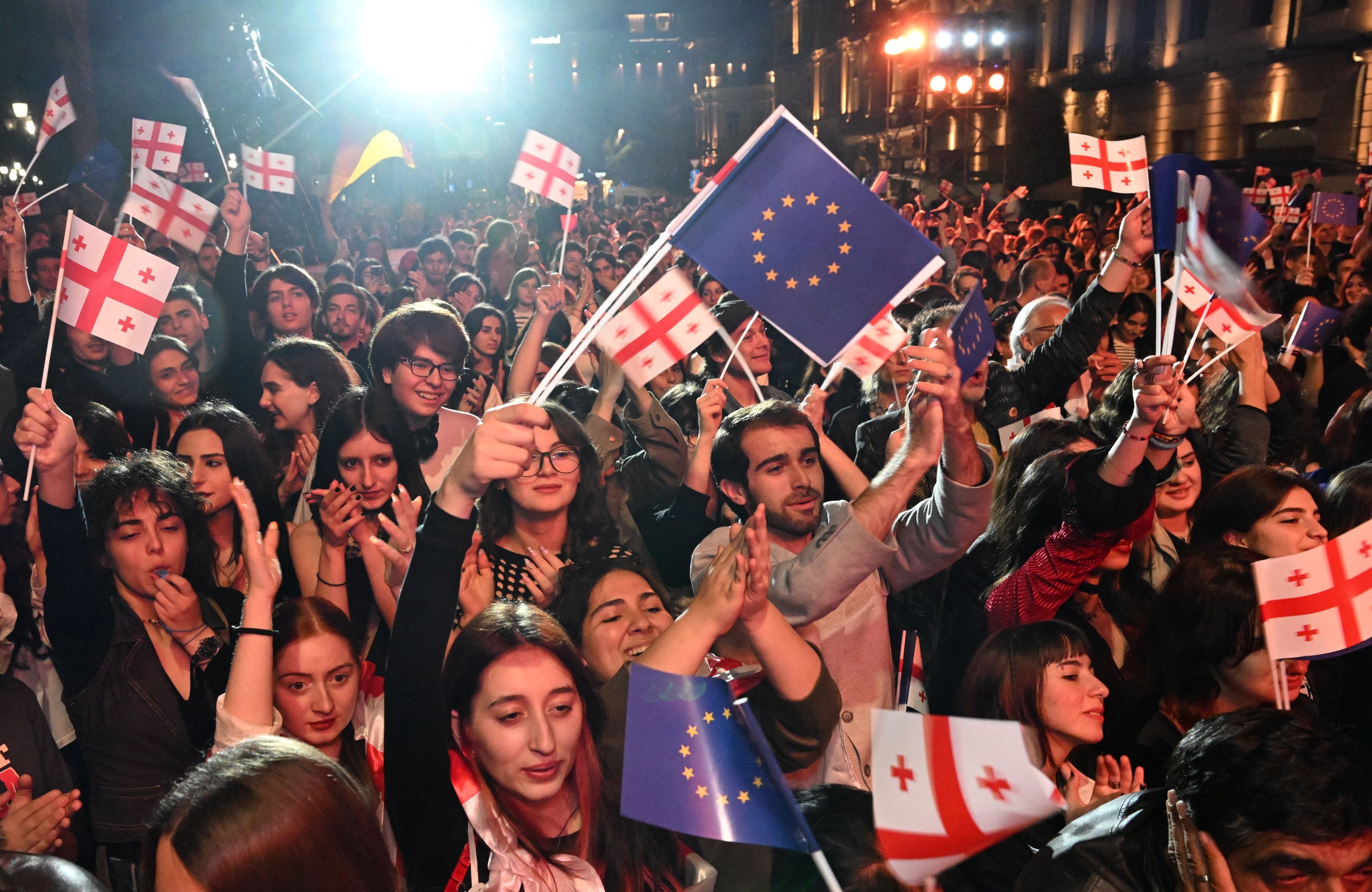 Protest w Tbilisi przeciwko „kremlowskiemu prawu o zagranicznych agentach”. Gruzińskie i europejskie flagi