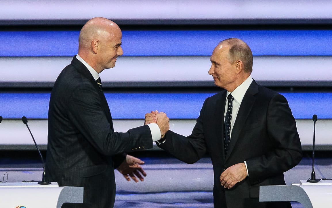 Grafika do artykułu FIFA i UEFA nie chcą polityki w piłce. Co na to autokraci? Przypadek Rosji, Węgier i Turcji
