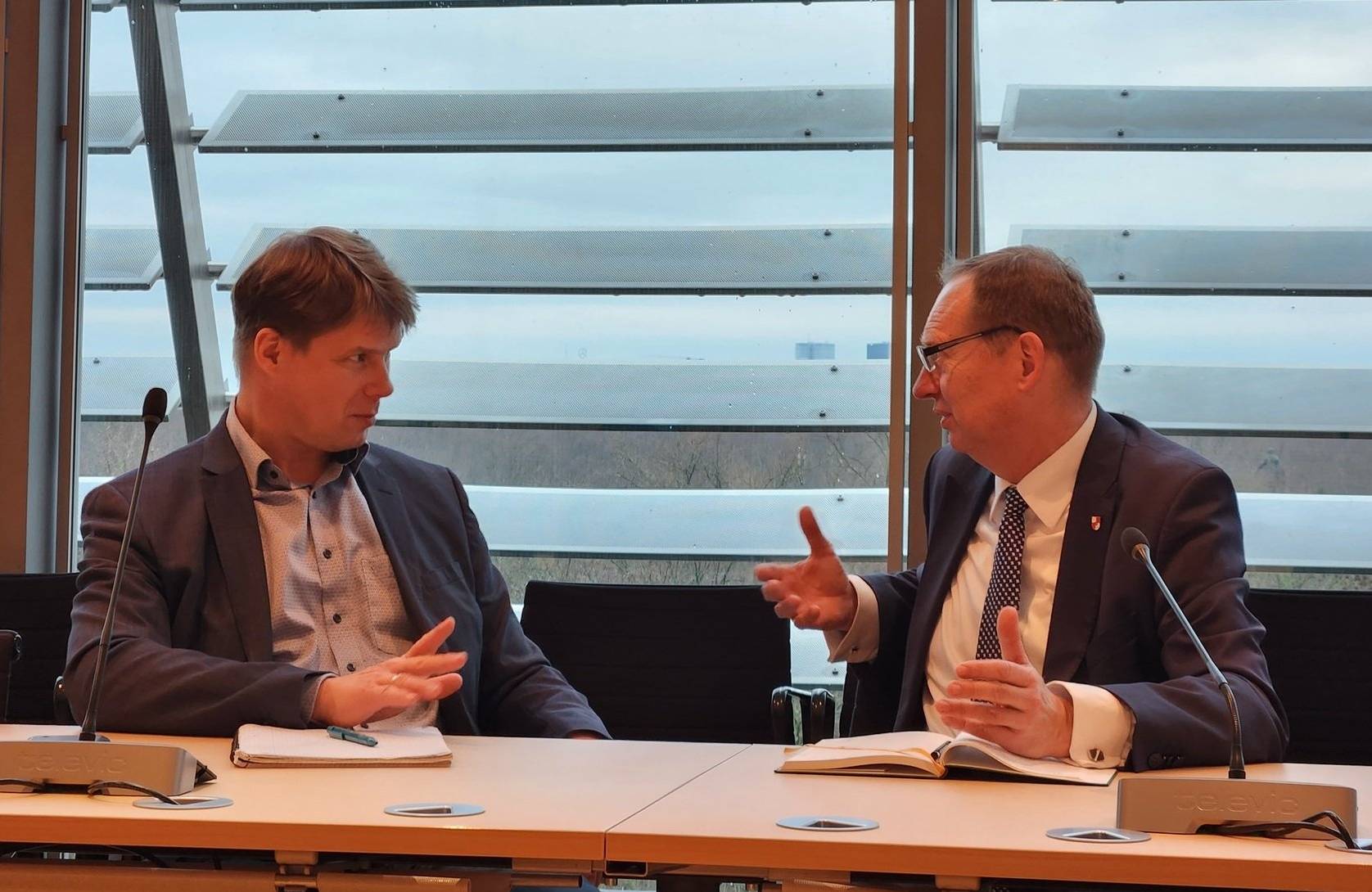 Poseł Roman Fritz (z prawej) podczas rozmowy z posłem AfD Steffenem Kotré, wizyta w Bundestagu. Fot. FB/Roman Fritz