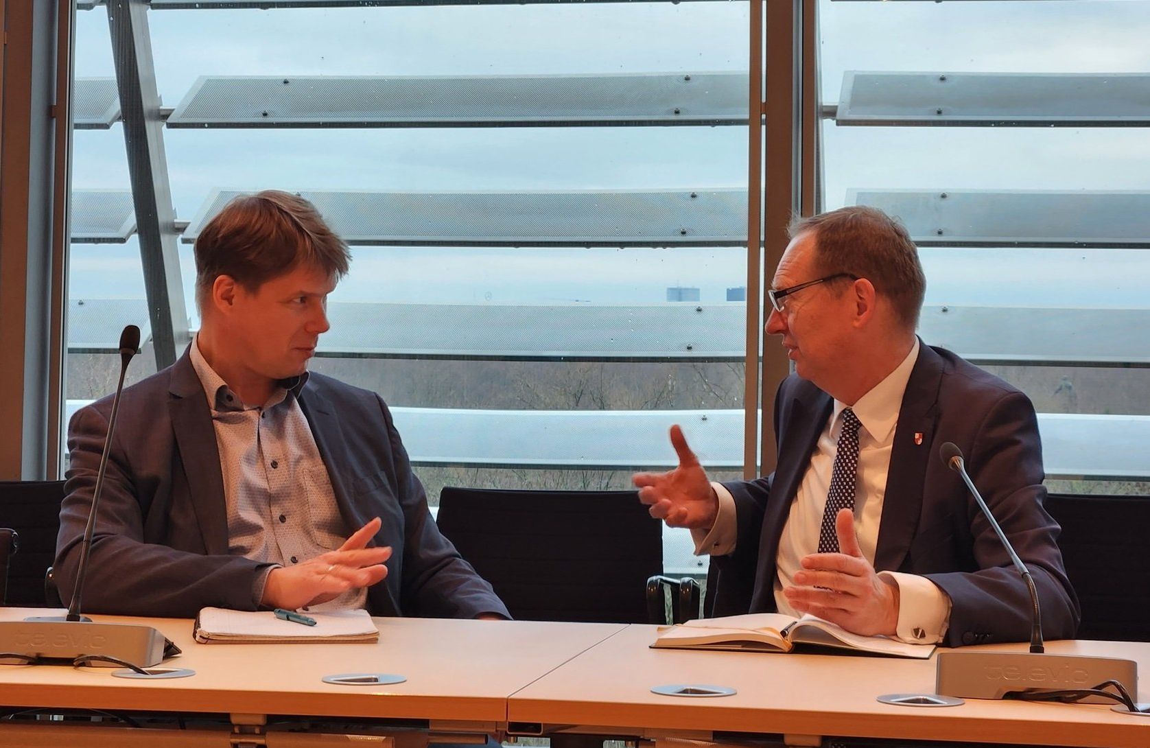 Poseł Roman Fritz (z prawej) podczas rozmowy z posłem AfD Steffenem Kotré, wizyta w Bundestagu. Fot. FB/Roman Fritz