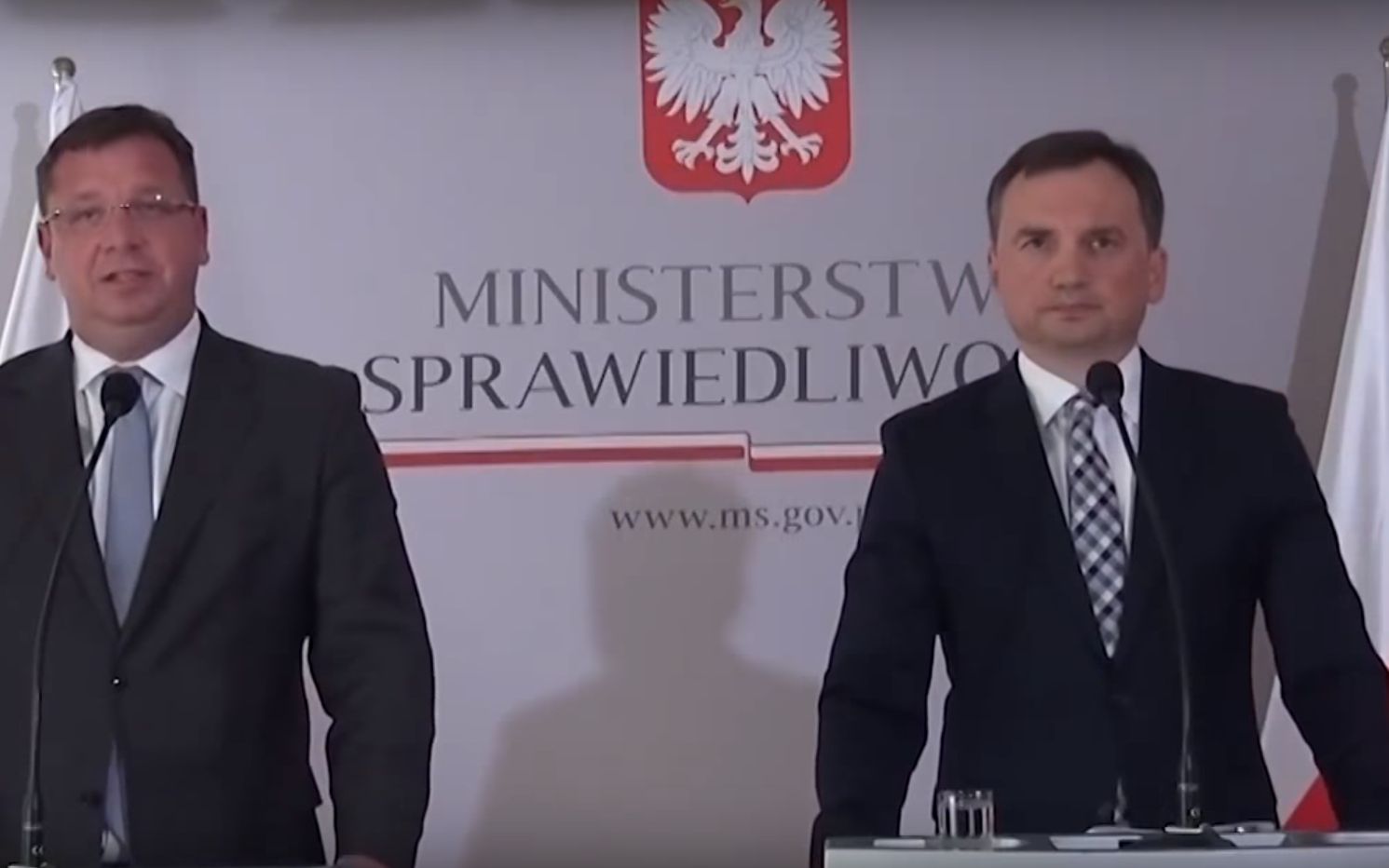 Grafika do artykułu Zabrać sędziom, dać pracownikom sądów. Dziel i rządź resortu Ziobry