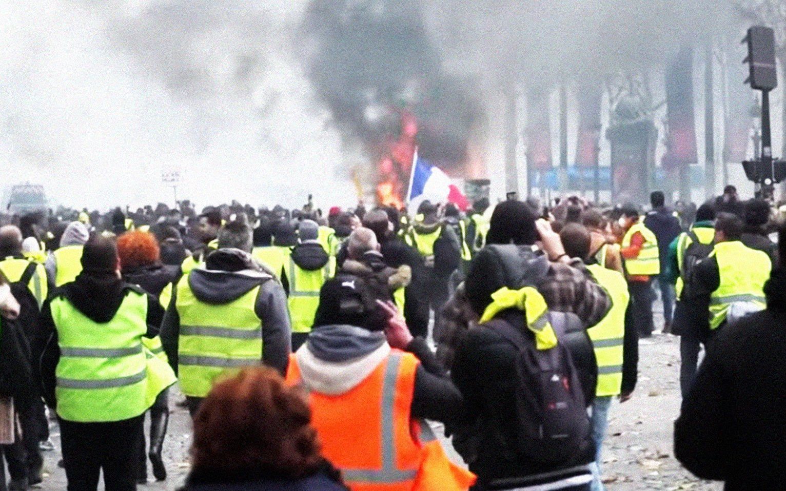Grafika do artykułu Żółte kamizelki we Francji idą dalej. Czy to już rewolucja?