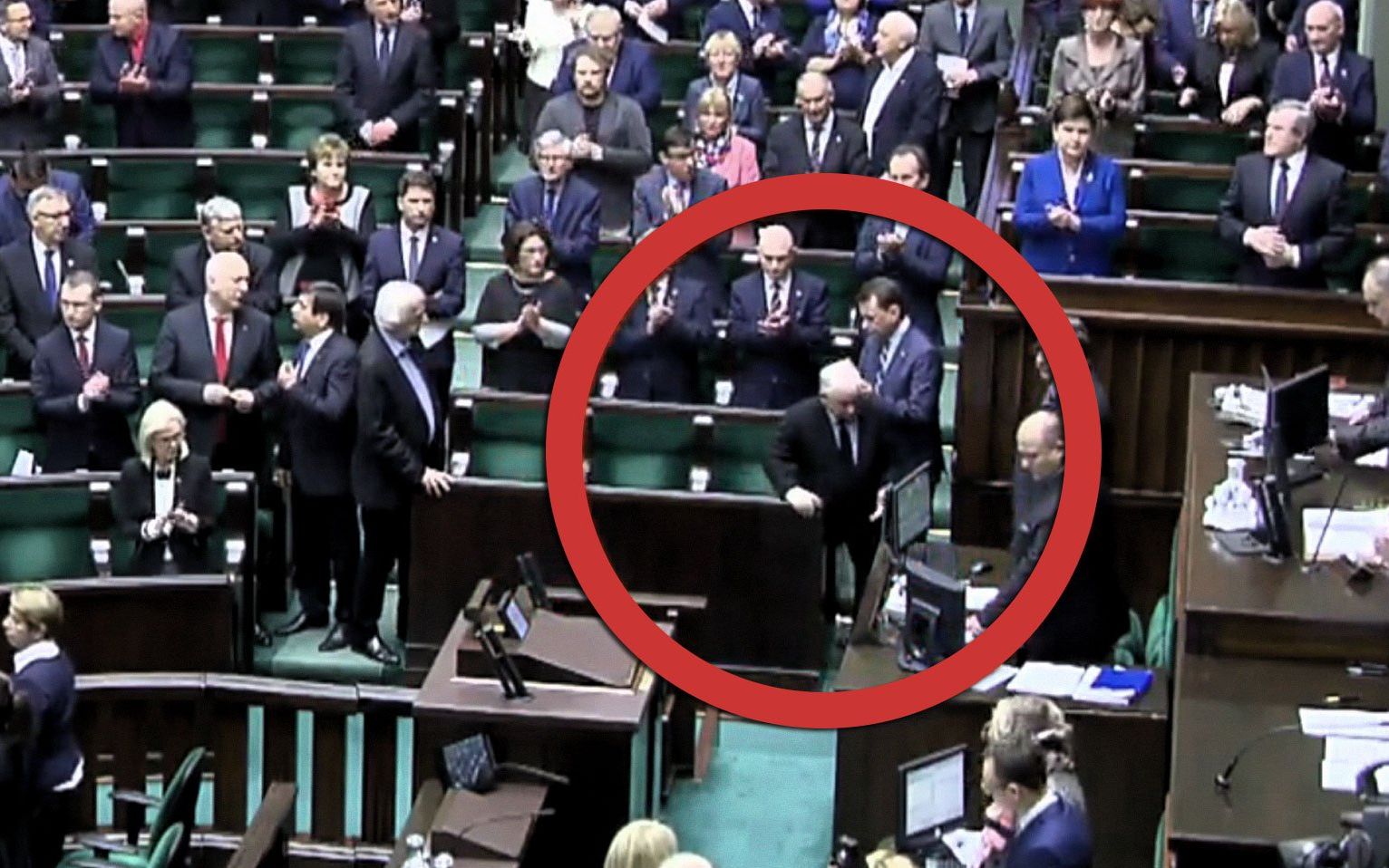 Grafika do artykułu Wajda, Szczęsny, Adamowicz... Prezes Kaczyński wychodzi
