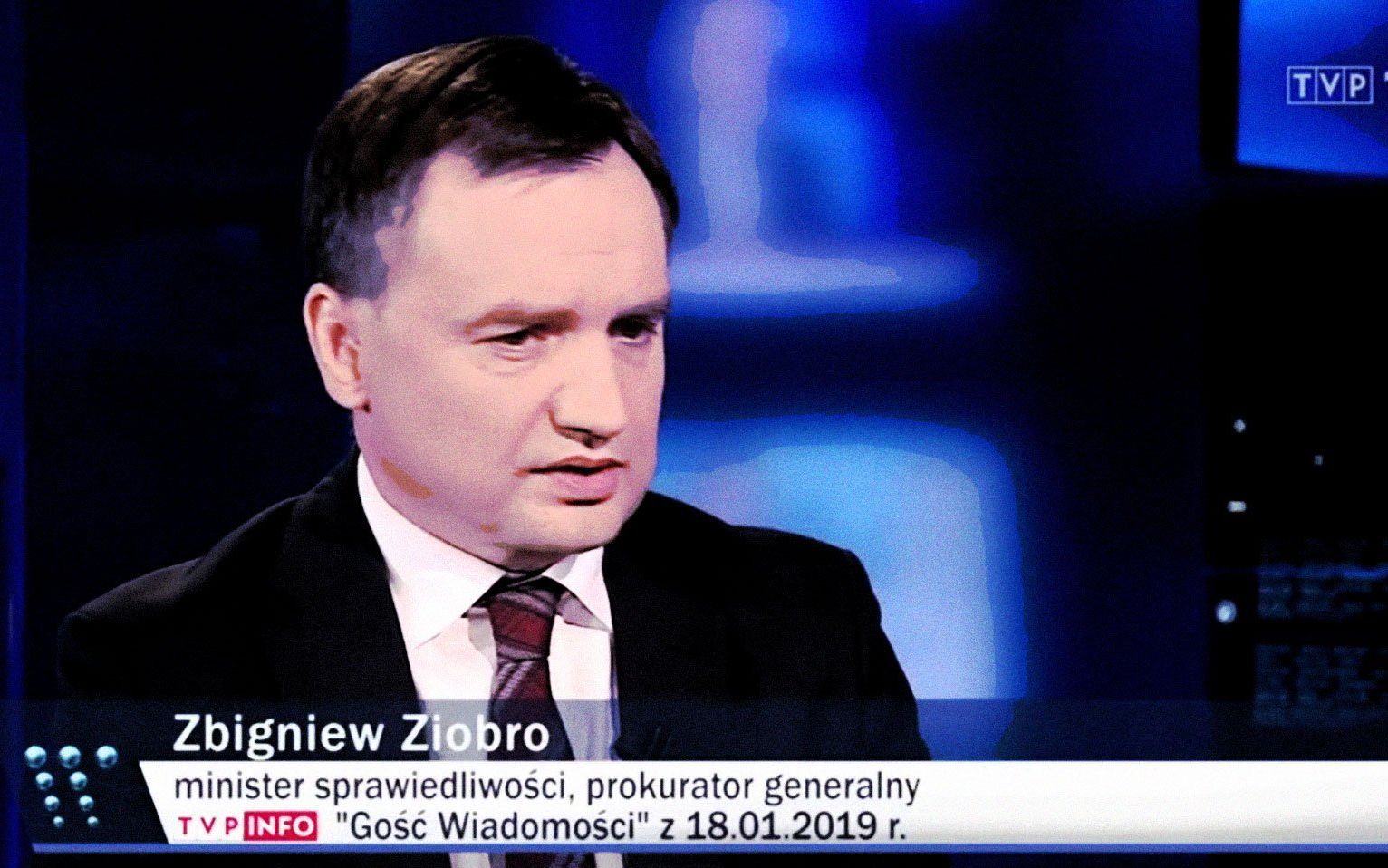 Grafika do artykułu „Nieznaczna różnica w relacjach”. TVP zamiast pokazywać wspólnotę, sieje strach