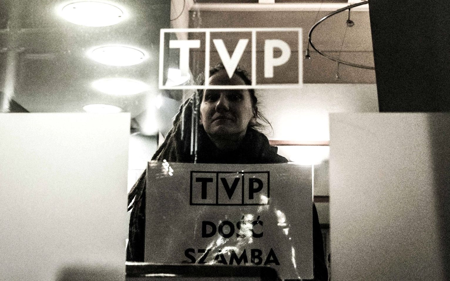 Grafika do artykułu Protest pod siedzibą "Wiadomości": Ochrona rzuca protestującą na ziemię, policja się przygląda, TVP Info szydzi