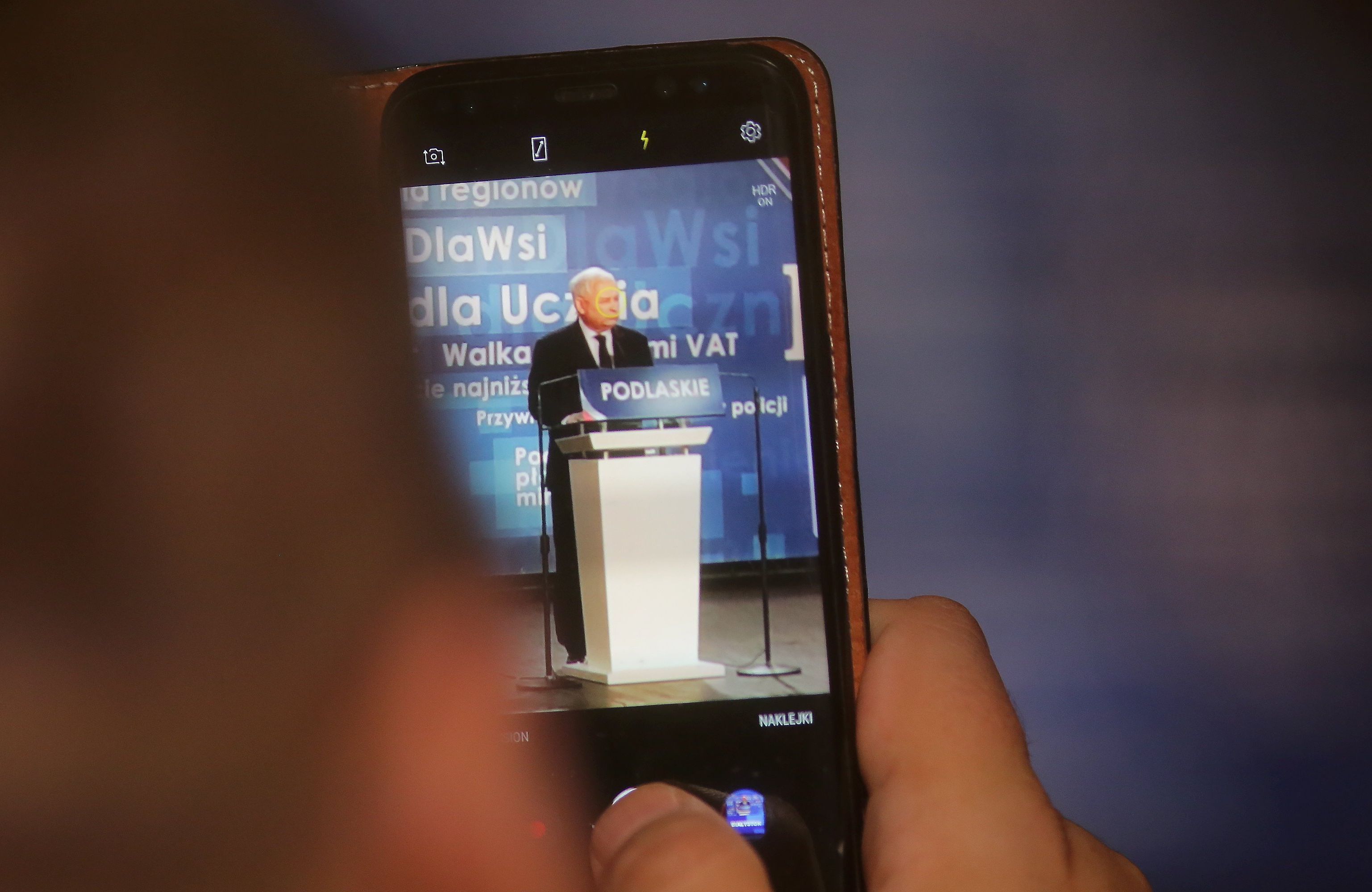 Telefon, w którym widać przemawiającego Jarosława Kaczyńskiego