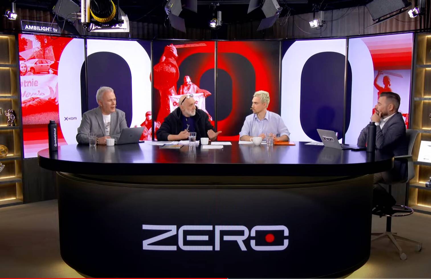 czterej mężczyźni rozmawiają w studiu Kanału Zero