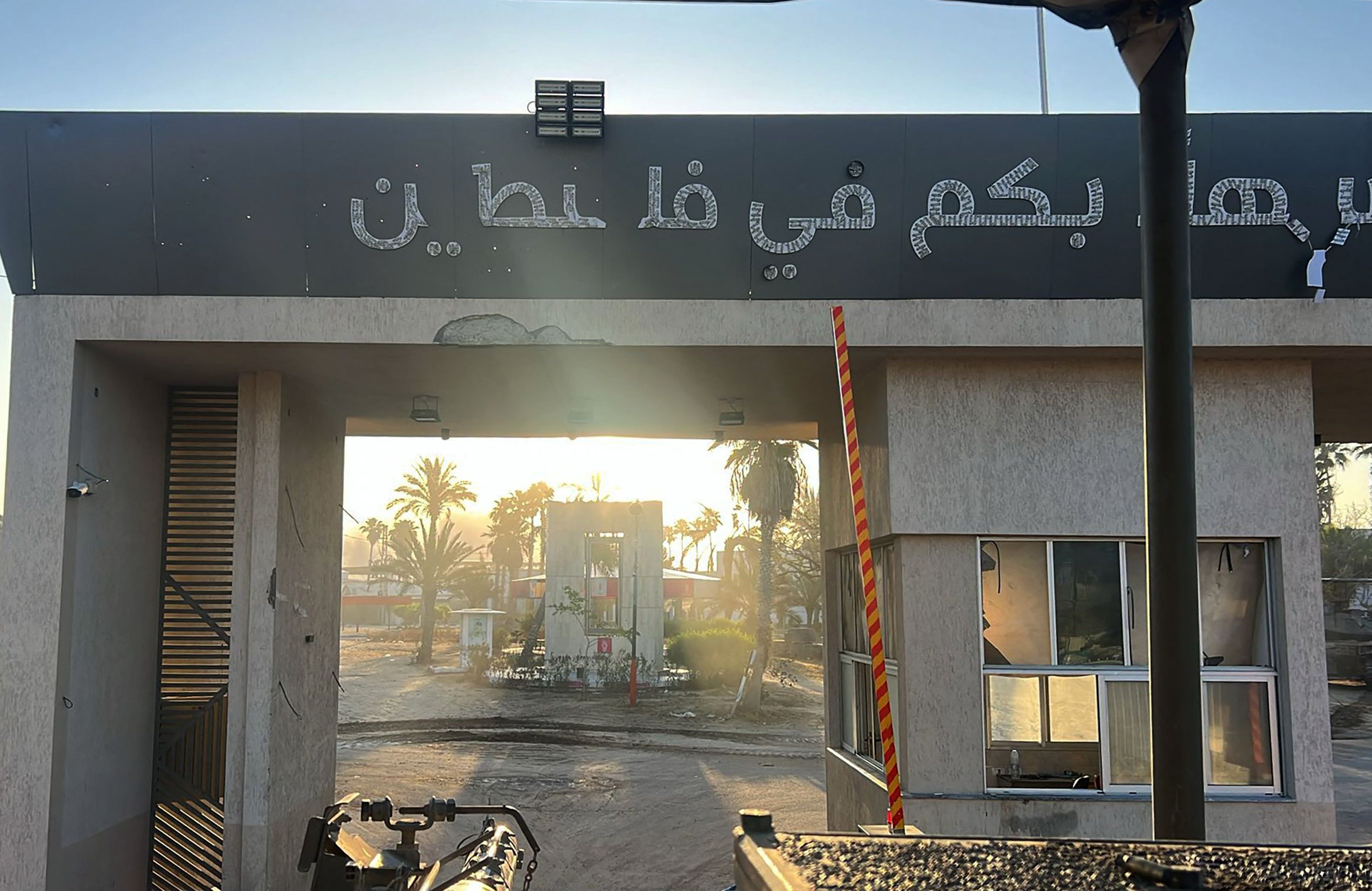 Zniszczone przejście graniczne w Rafah po ataku izraelskim