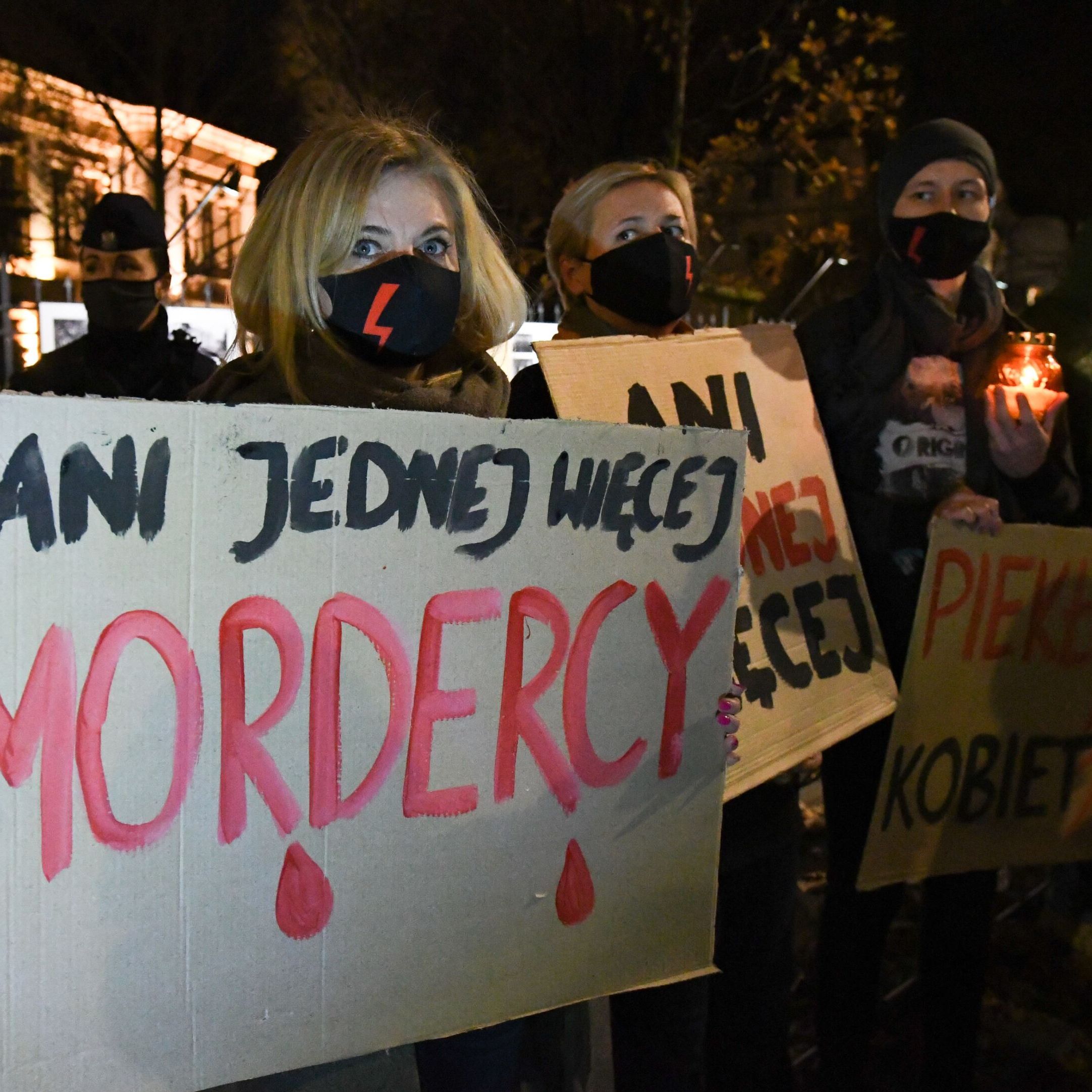 01.11.2021. Ani jednej więcej. Znicze pod TK