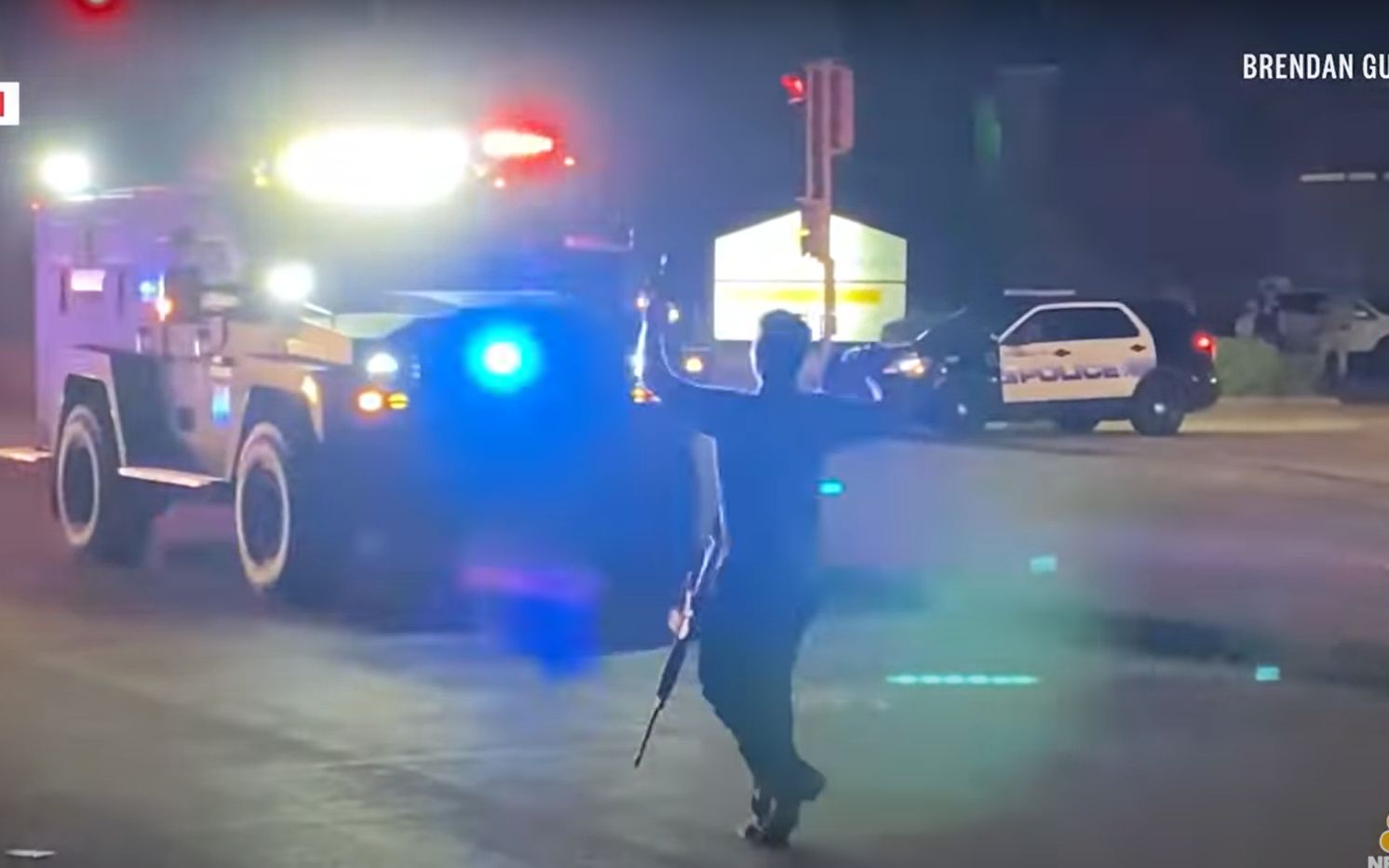 Grafika do artykułu Policja strzela do czarnego mężczyzny na oczach dzieci, puszcza wolno białego mężczyznę z bronią