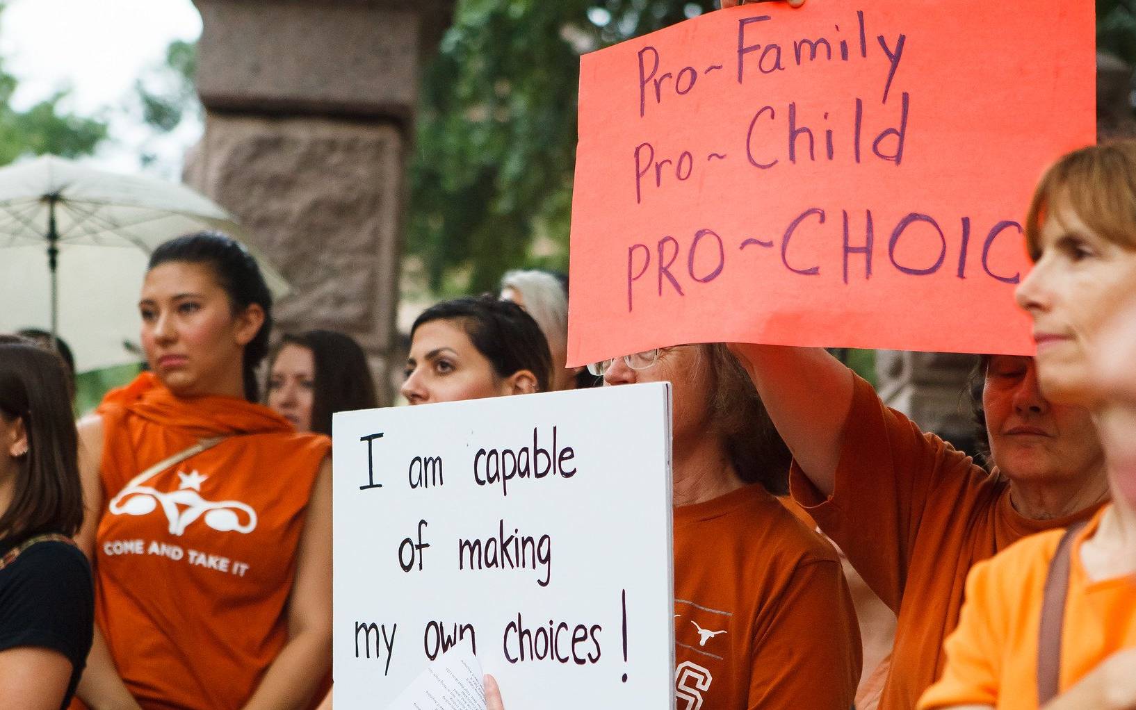 Grafika do artykułu John, donieś na "aborcjonistkę". Radykalne prawo w Teksasie pozbawi Amerykanki prawa do aborcji?