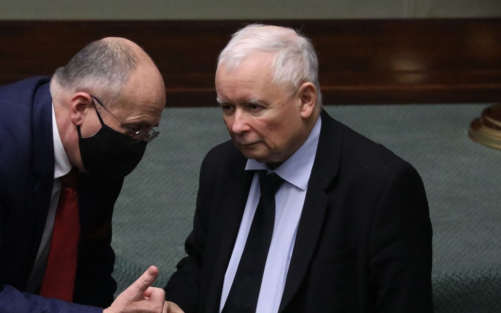 21.01.2021 Warszawa , ulica Wiejska . Sejm . 25 . posiedzenie Sejmu IX kadencji . Od lewej: minister spraw zagranicznych Zbigniew Rau , wicepremier Jaroslaw Kaczynski podczas glosowania nad wyborem nowego Rzecznika Praw Obywatelskich . 
Fot. Slawomir Kaminski / Agencja Gazeta