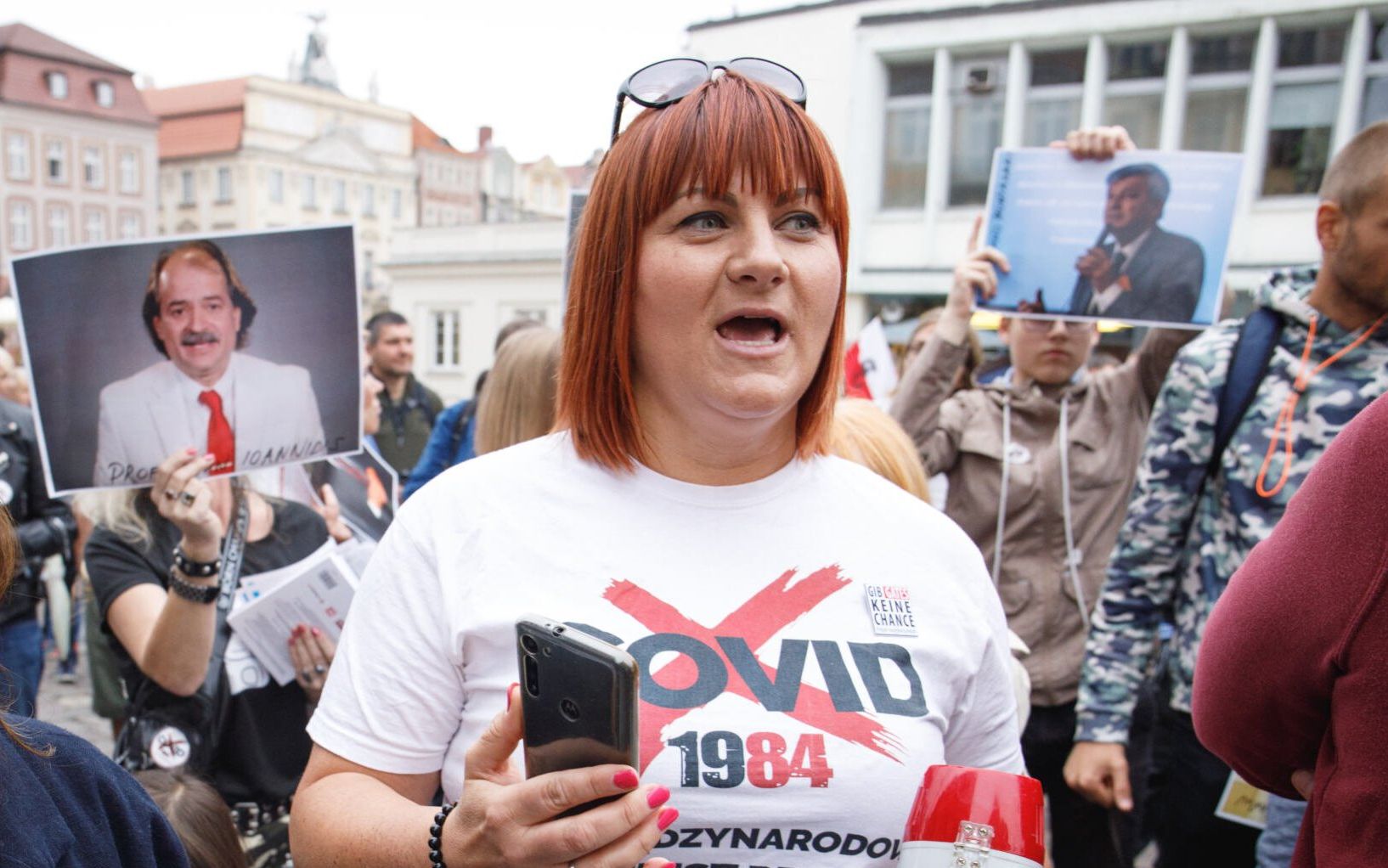 5.09.2020 , Poznan , Stary Rynek . Demonstracja " Zakonczyc epidemie " . Justyna Socha - podczas pikiety . Uczestnicy protestuja przeciwko obostrzeniom zwiazanym z epidemia koronawirusa , nie wierza w szkodliwosc Sars-Cov-2 . Sprzeciwiaja sie obowiazkowi noszenia maseczek . 
Fot. Lukasz Cynalewski / Agencja Gazeta