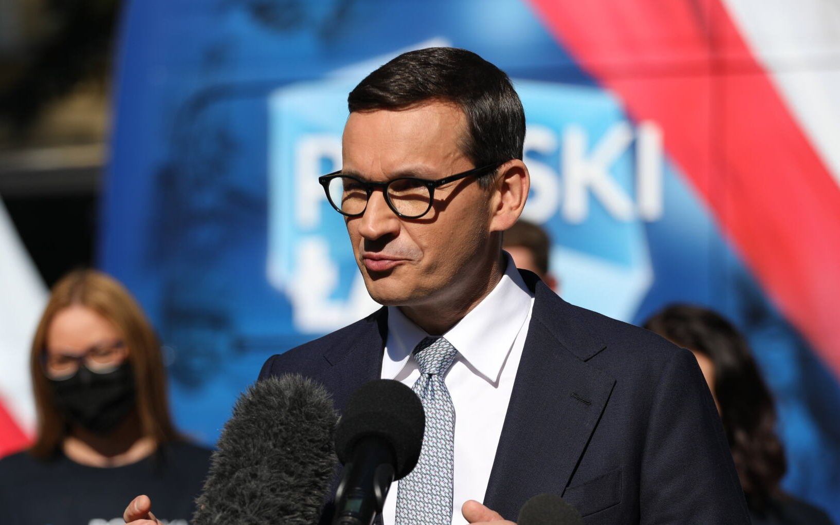 10.09.2021 Warszawa , Al. Ujazdowskie 1/3 , KPRM . Premiera rzadu PiS Mateusz Morawiecki podsumowuje akcje  10 programów na 100 dni  ( " polski lad ", vel.  " nowy lad "). Ze wzgledu na demonstracje pracownikow sadow przed KPRM SOP nie wyrazil zgody na organizacje konferencji i zostala ona przeniesiona na dziedziniec .
Fot. Maciek Jazwiecki / Agencja Gazeta