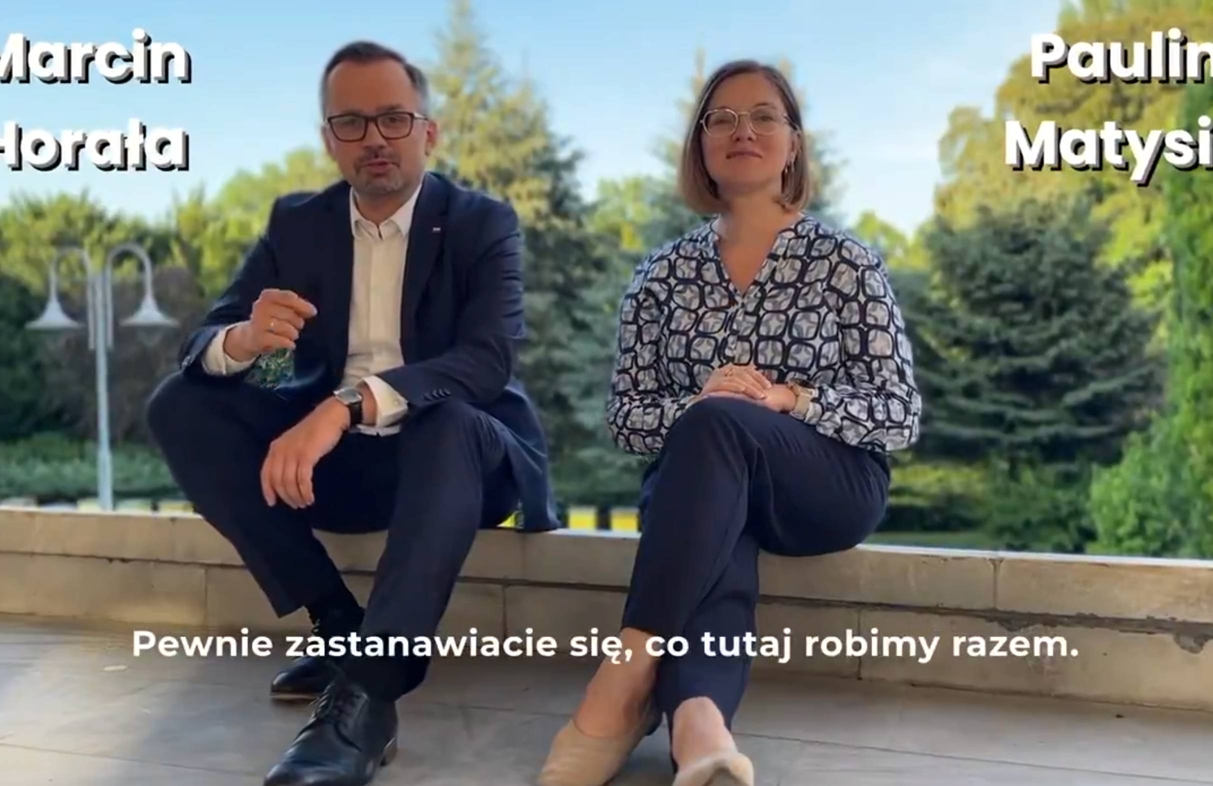 Marcin Horała z PiS i Paulina Matysiak z Razem siedzą na murku w eleganckich ubraniach. "Pewnie zastanawiacie się, co tutaj robimy razem" - glosi podpis