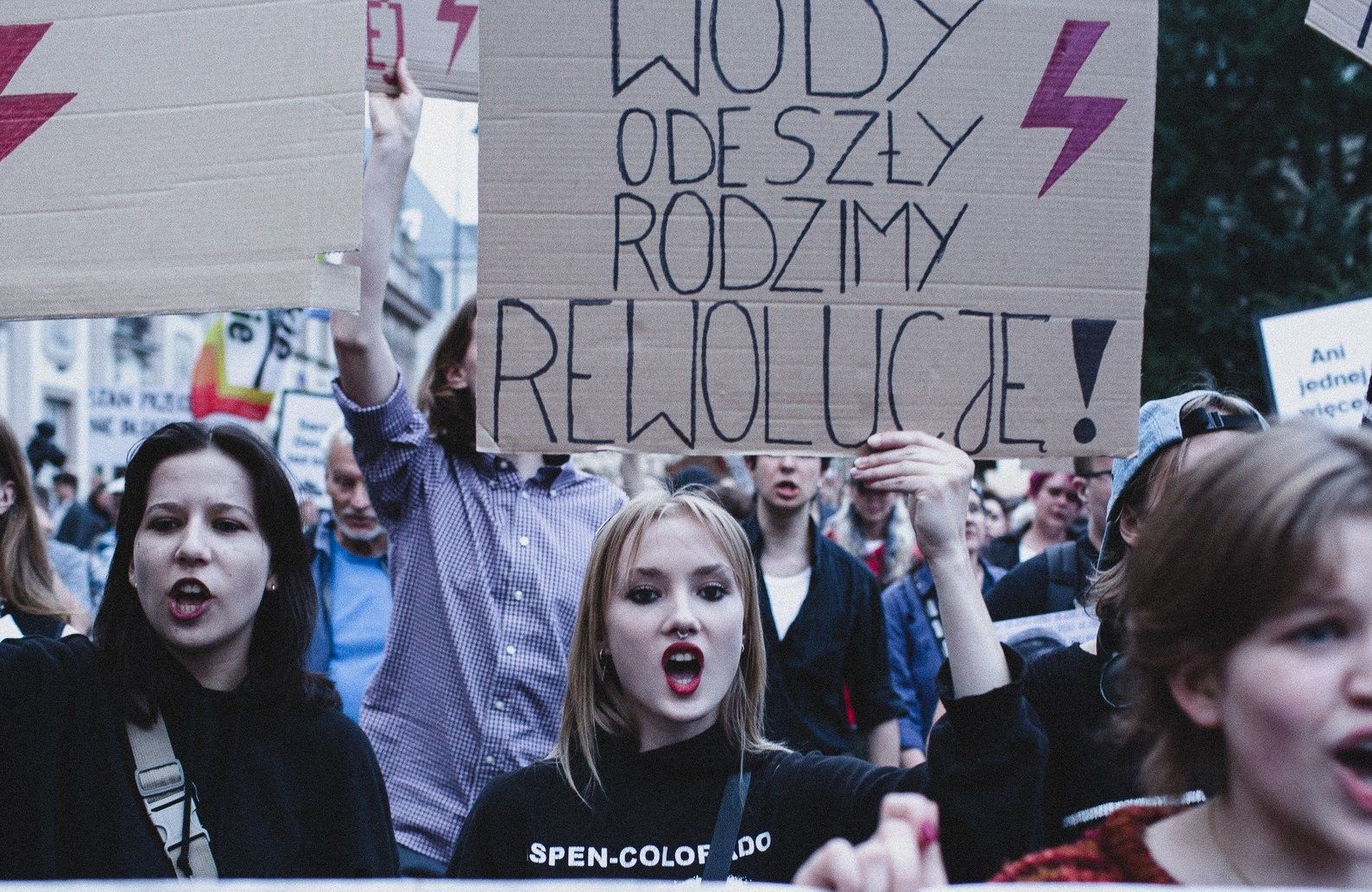Protest w Warszawie, kobiety z hasłami