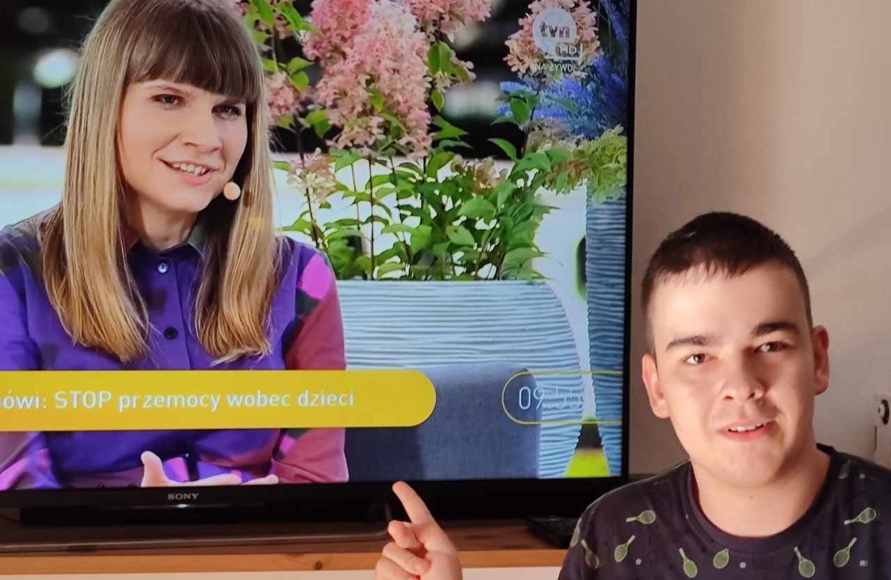 Kobieta na ekranie dużego monitora