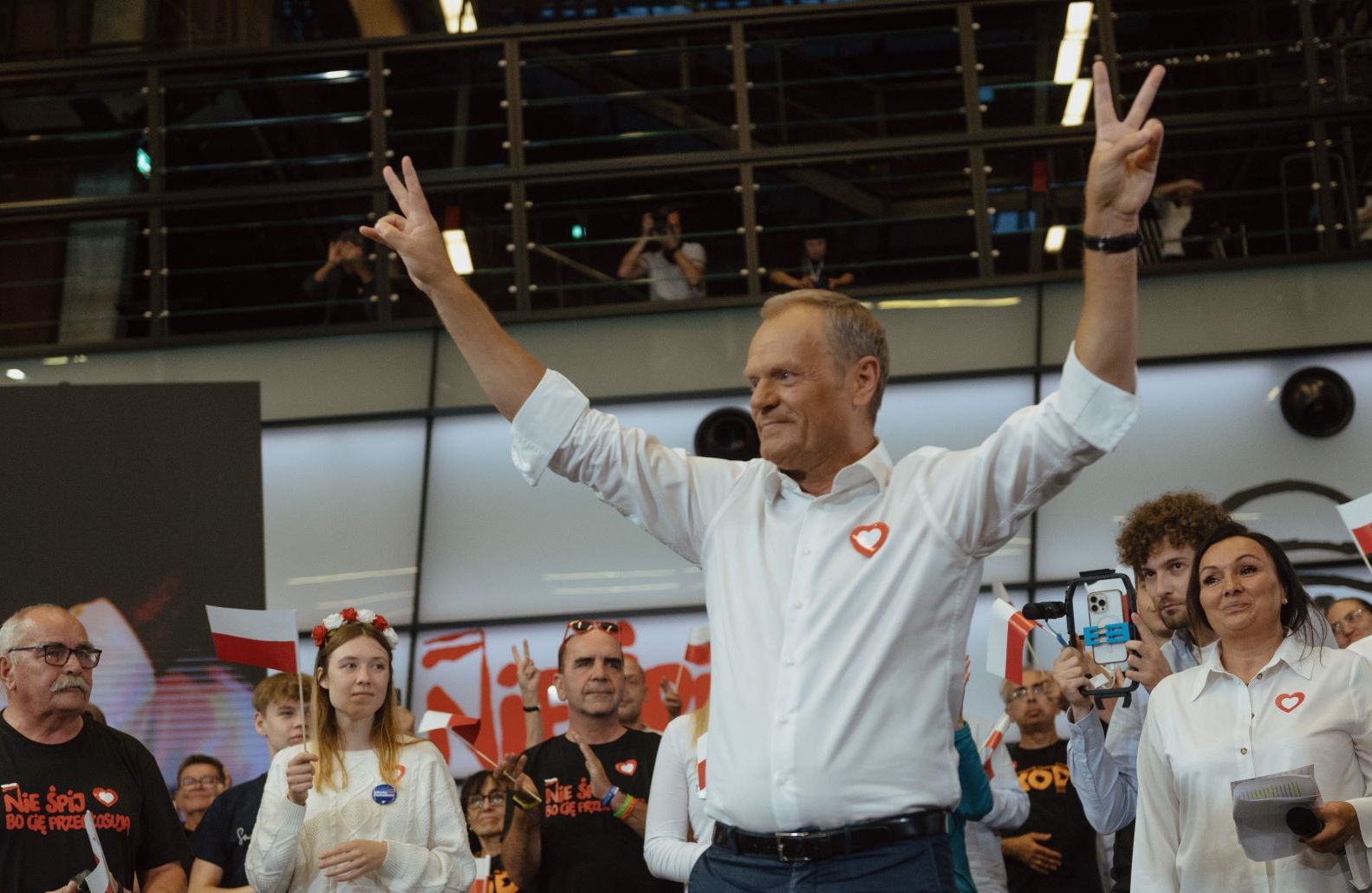 Donald Tusk z podniesiony rękoma