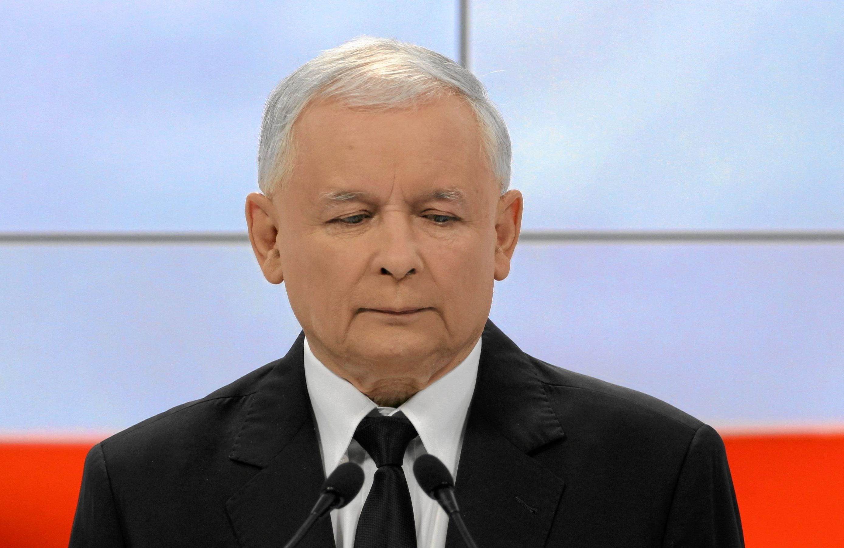 Starszy mężczyzna stoi przed mikrofonem