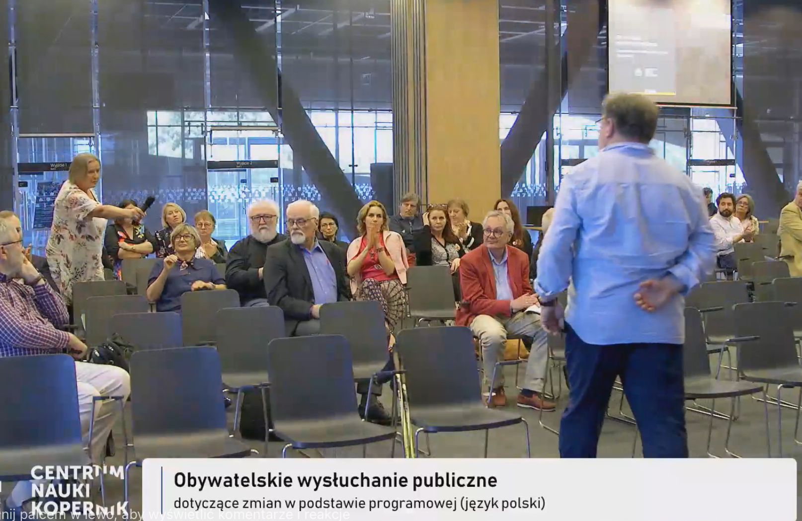 Ludzie rozmawiają na sali. Podstawa programowa