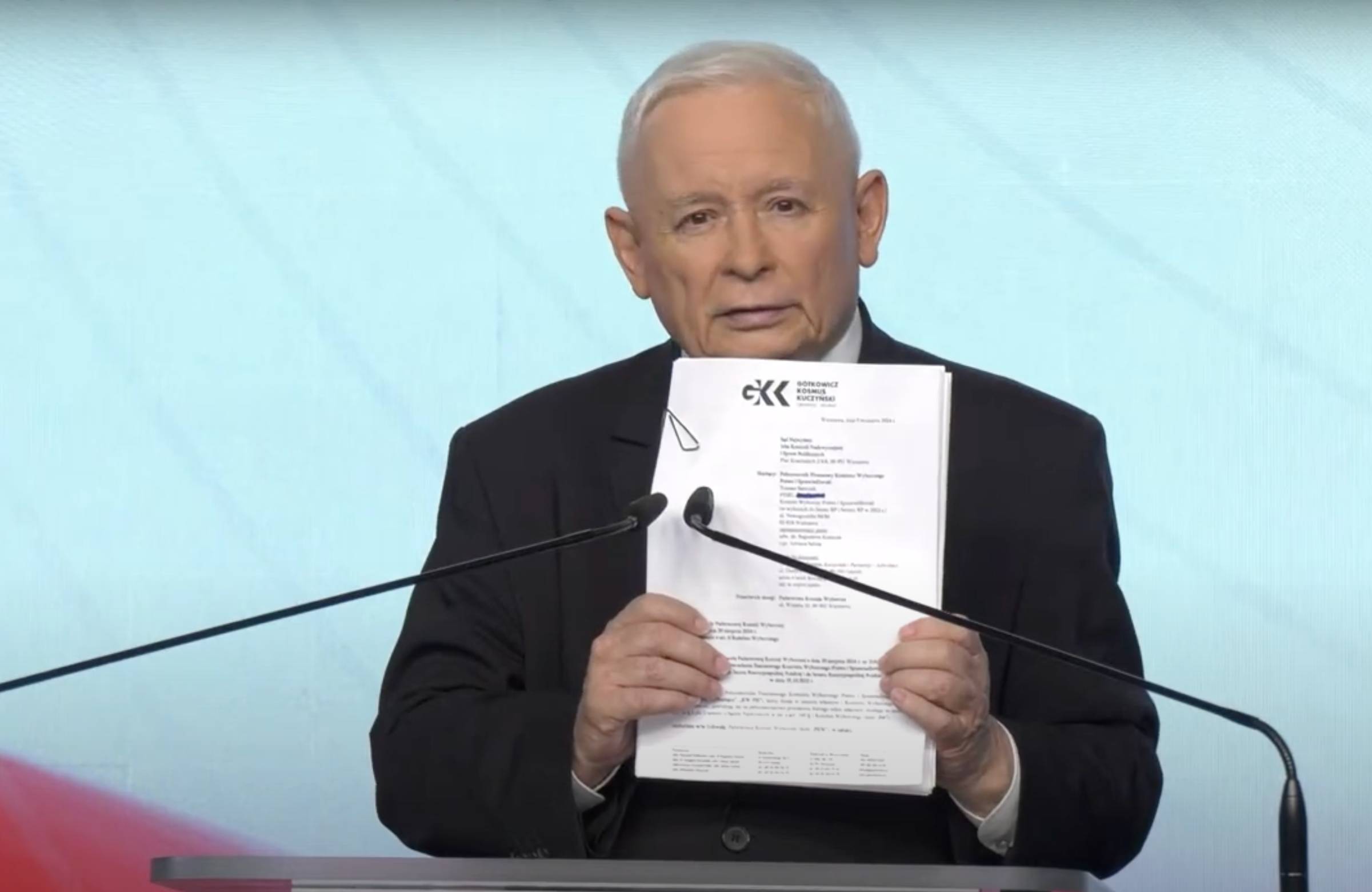 Jarosław Kaczyński prezentuje skargę na decyzję PKW