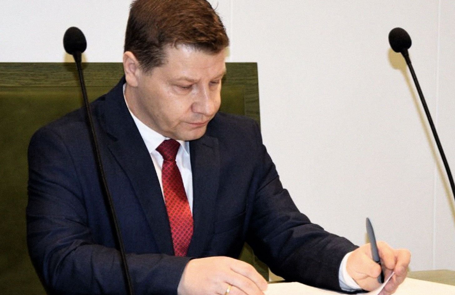 Mężczyzna w garniturze przy biurku