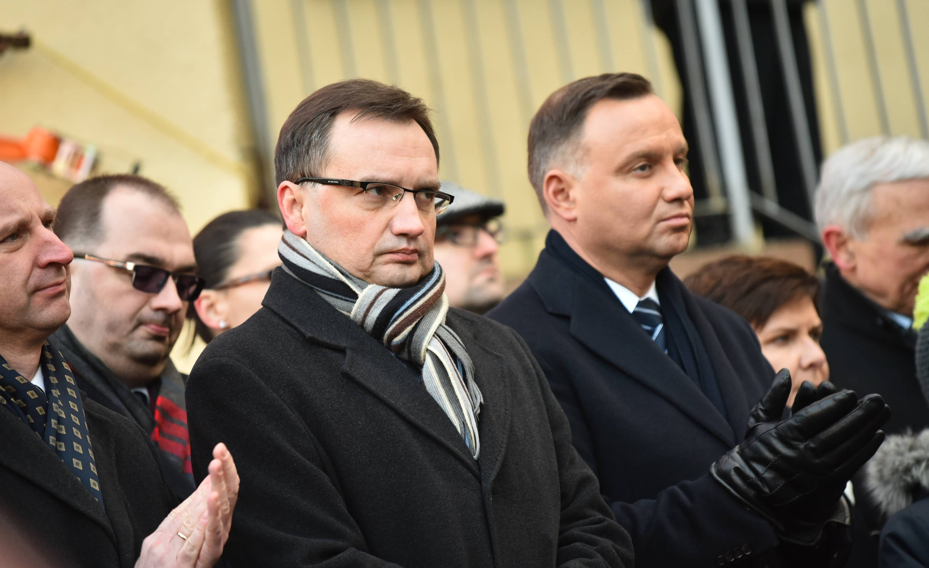 Zbigniew Ziobro i Andrzej Duda stoją obok siebie na świeżym powietrzu, obaj ubrani w płaszcze