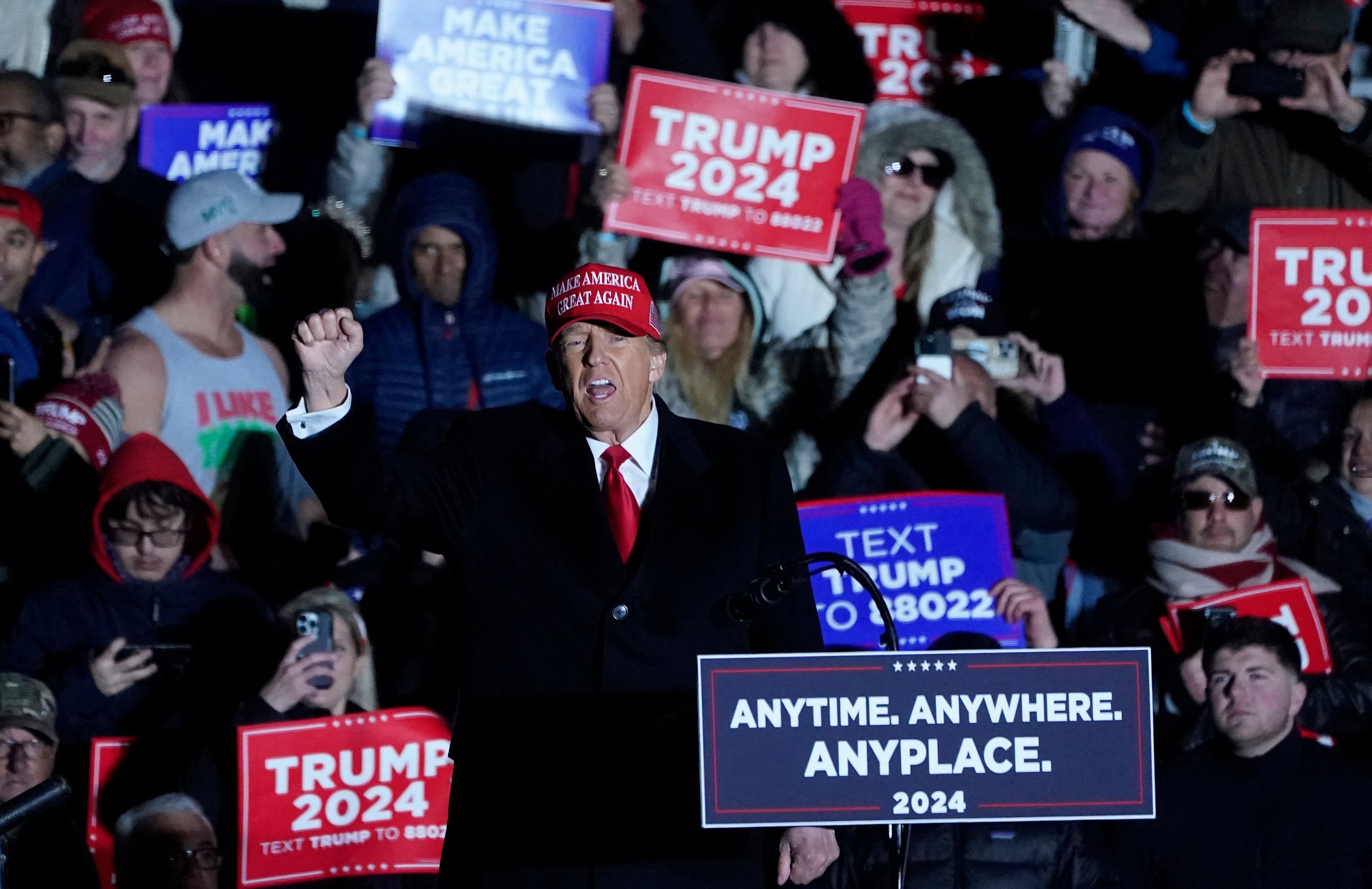 Donald Trum z wzniesioną prawą pięścią