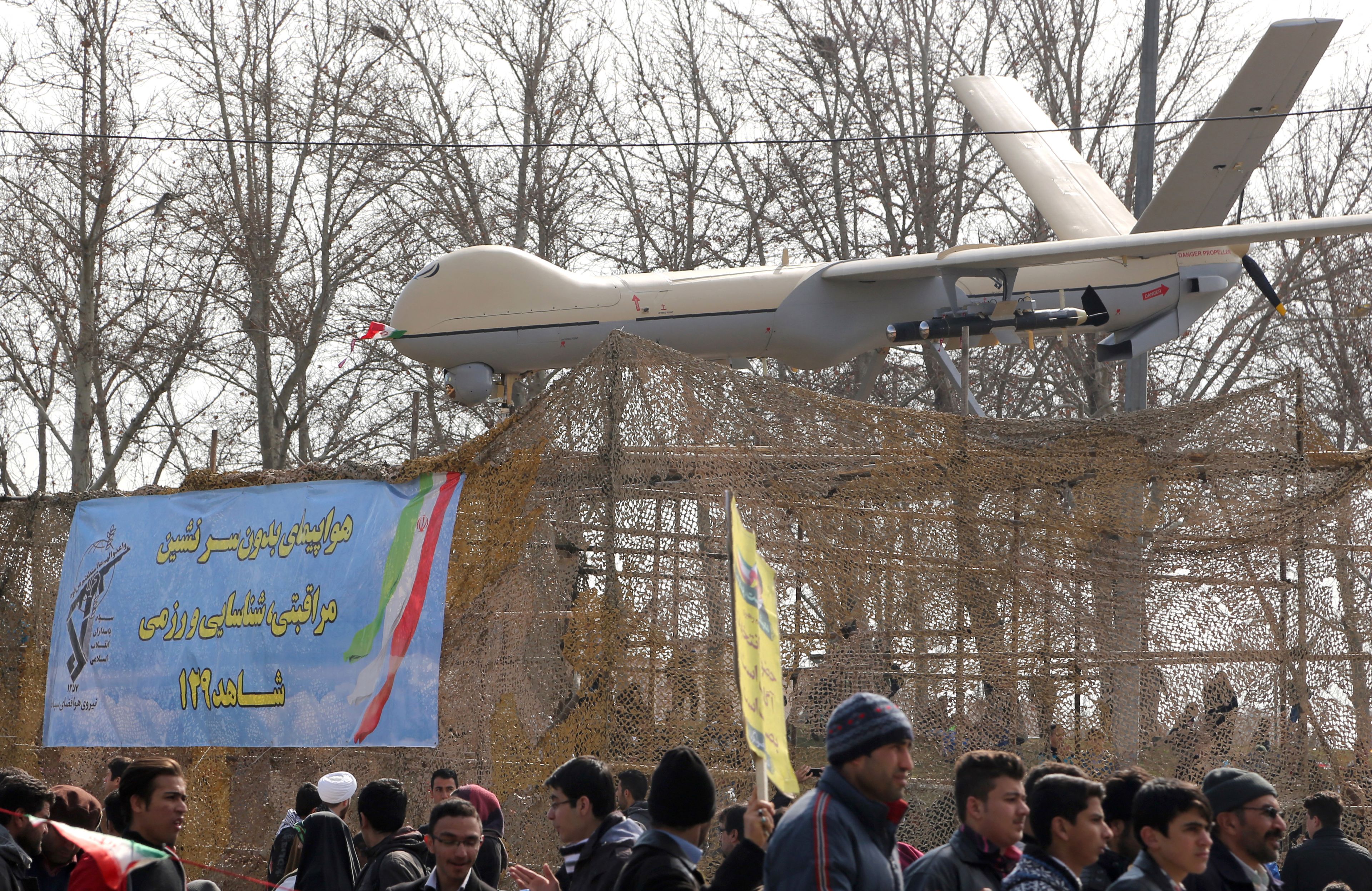 Irański dron shahed wystawiony dla publiczności w Teheranie