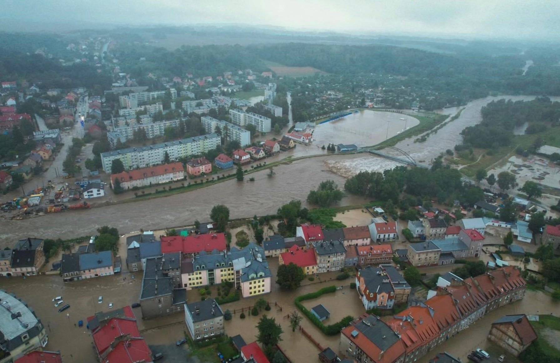 Zdjcie lotnicze, przedstawiające miasto zalane przez powódź