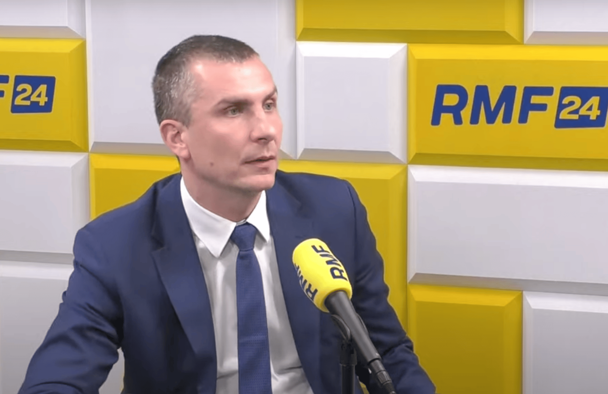 na zdjęciu Krzysztof Kukucki w studio RMF FM