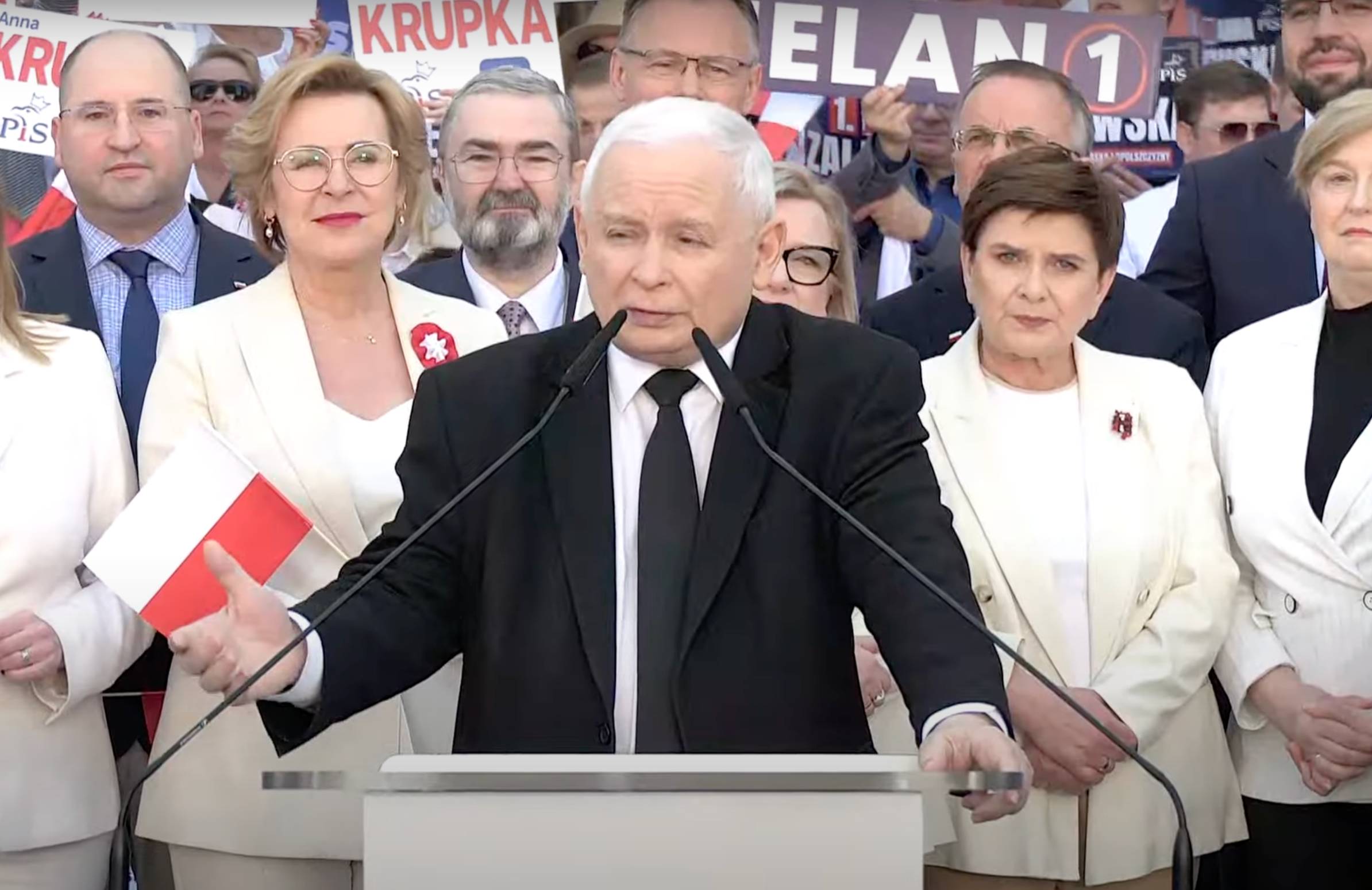 Jarosław Kaczyński przemawia na konwencji PiS w Kielcach, za nim kandydatki na europosłanki w jasnych żakietach