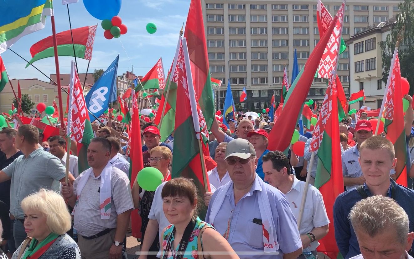 Grafika do artykułu Łukaszenka straszy Zachodem i zapowiada pacyfikację. W Warszawie wiec poparcia dla Łukaszenki [ZDJĘCIA]