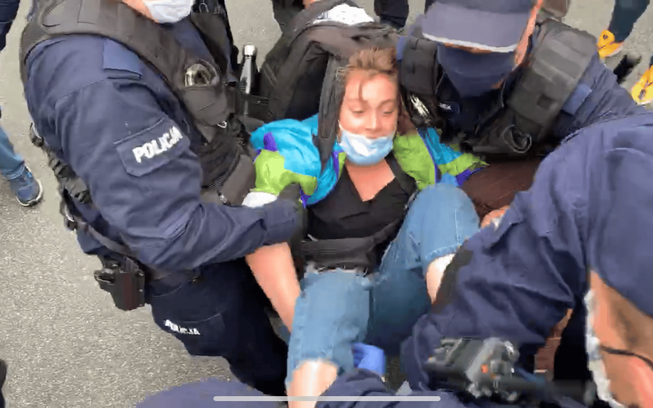 Grafika do artykułu Zablokowali Warszawę, by wymusić alarm klimatyczny. Obywatelskie nieposłuszeństwo Extinction Rebellion