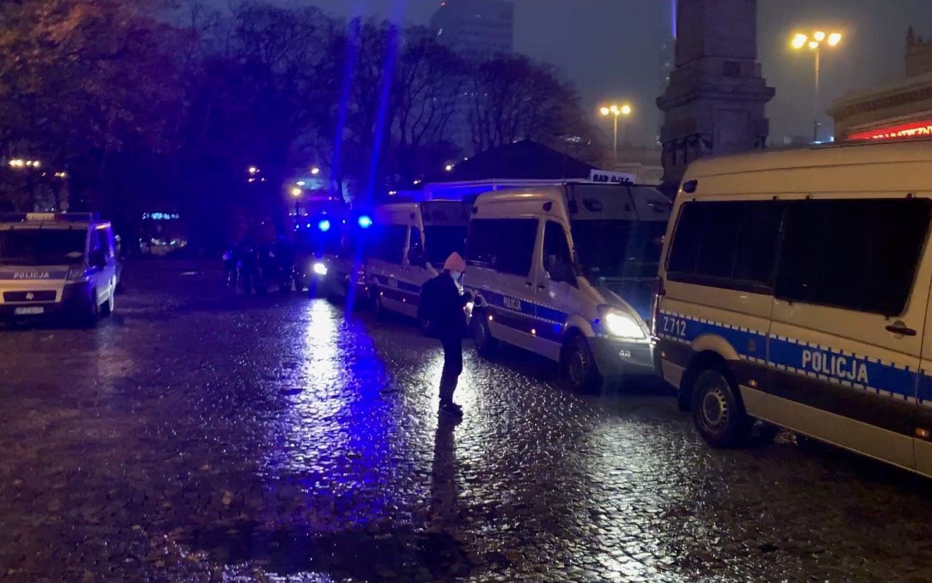 Grafika do artykułu Policja otoczyła Strajk Kobiet, dławiąc protest w zarodku