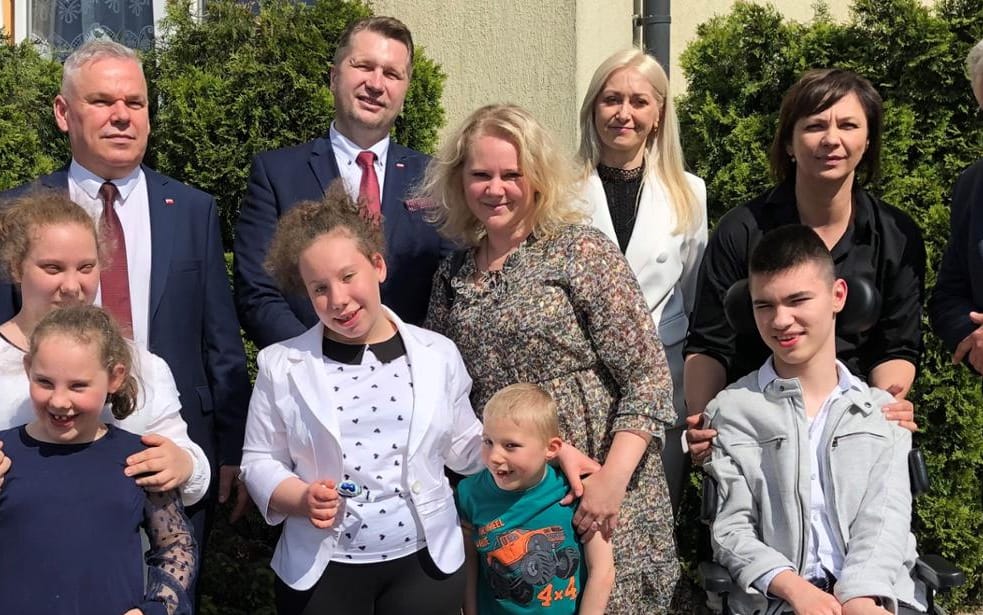 Grafika do artykułu „Dzieciątka z porażeniem mózgowym", czyli co nam mówi wizyta ministra Czarnka w szkole specjalnej w Łukowie