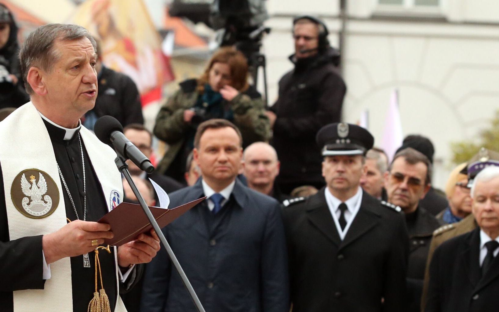 10.04.2016  Warszawa. Biskup Józef Guzdek , Andrzej Duda  i Jaroslaw Kaczynski podczas odsloniecia tablicy ku czci Lecha Kaczynskiego i innych ofiar katastrofy smolenskiej   Fot . Kuba Atys / Agencja Gazeta