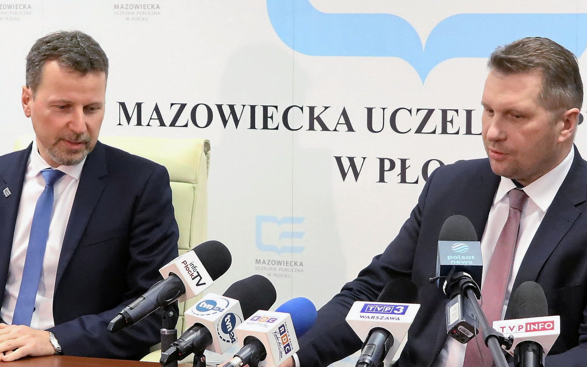 15.03.2022 Plock . Mazowiecka Uczelnia Publiczna  . Od lewej: rektor Mazowieckiej Uczelni Publicznej Maciej Slodki , minister edukacji i nauki Przemyslaw Czarnek podczas konferencji prasowej w sprawie otwarcia na uczelni kierunku lekarskiego .
Fot. Tomasz Niesluchowski / Agencja Wyborcza.pl