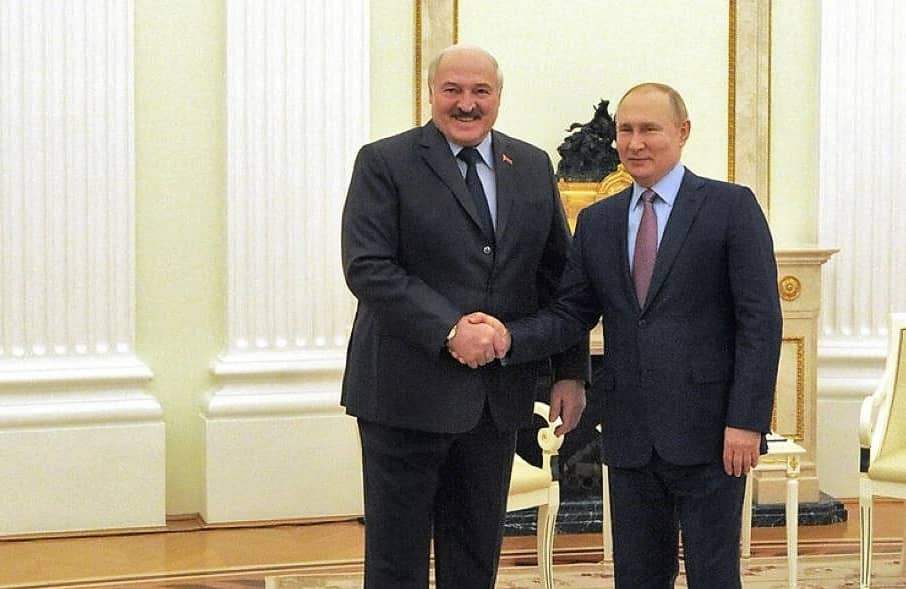 Dwaj mężczyźni w starszym wieku ściskają sobie dłonie i uśmiechają się do zdjęcia, Łukaszenka i Putin